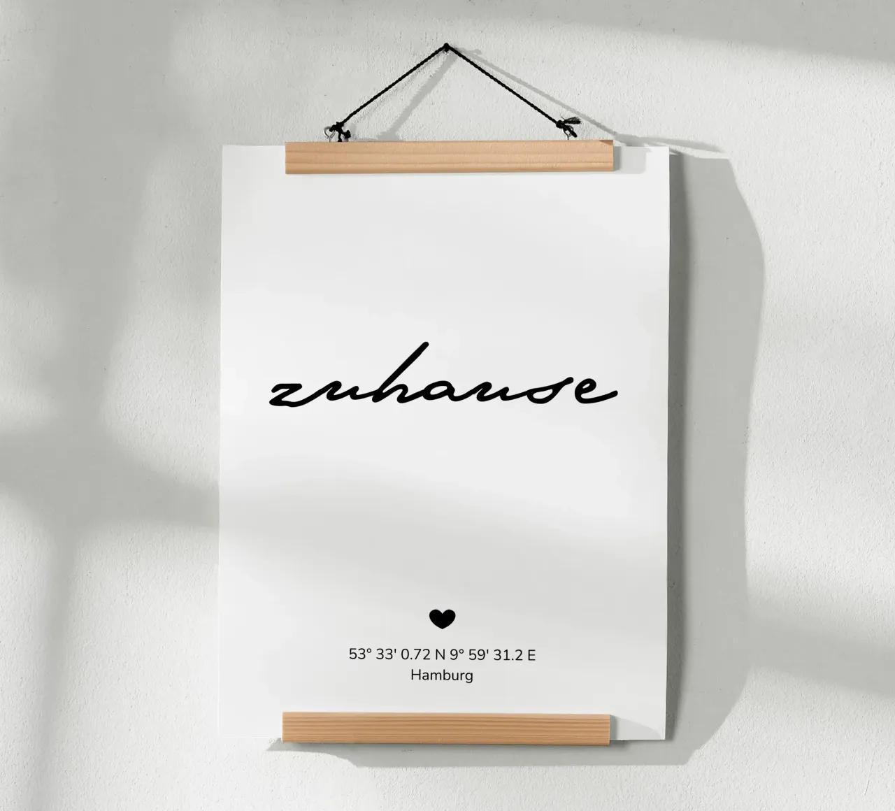 Zuhause mit Koordinaten poster con telaio in legno da WORTSPIEL