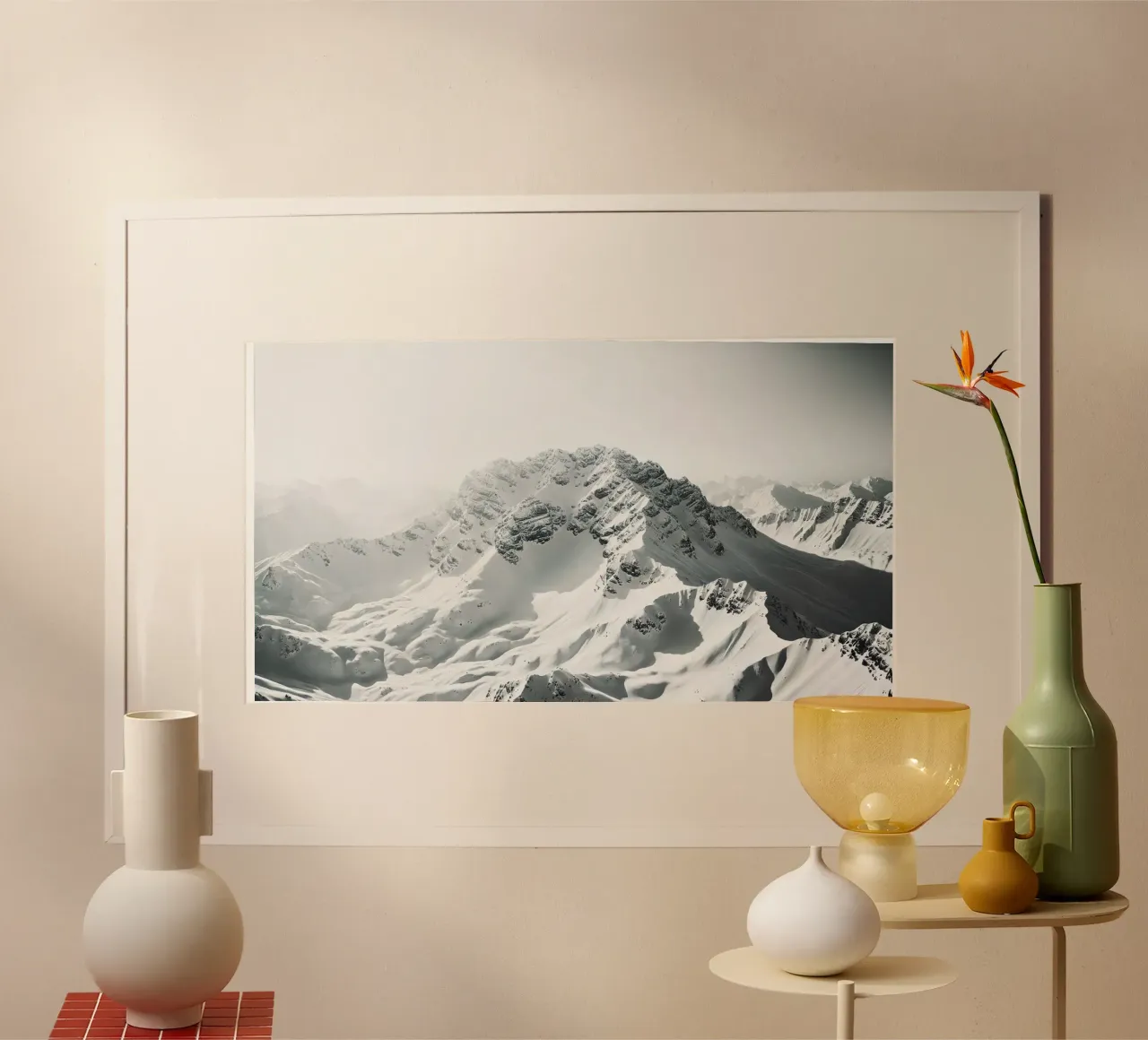 Montagnes Alpines : Élégance en Blanc poster con telaio in plastica da Épure design