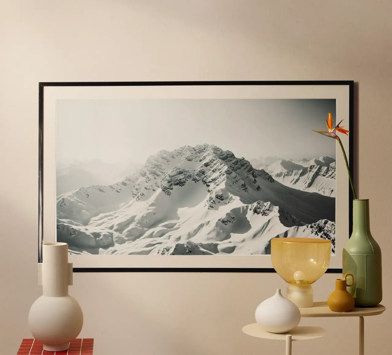 Montagnes Alpines : Élégance en Blanc poster con telaio in plastica da Épure design