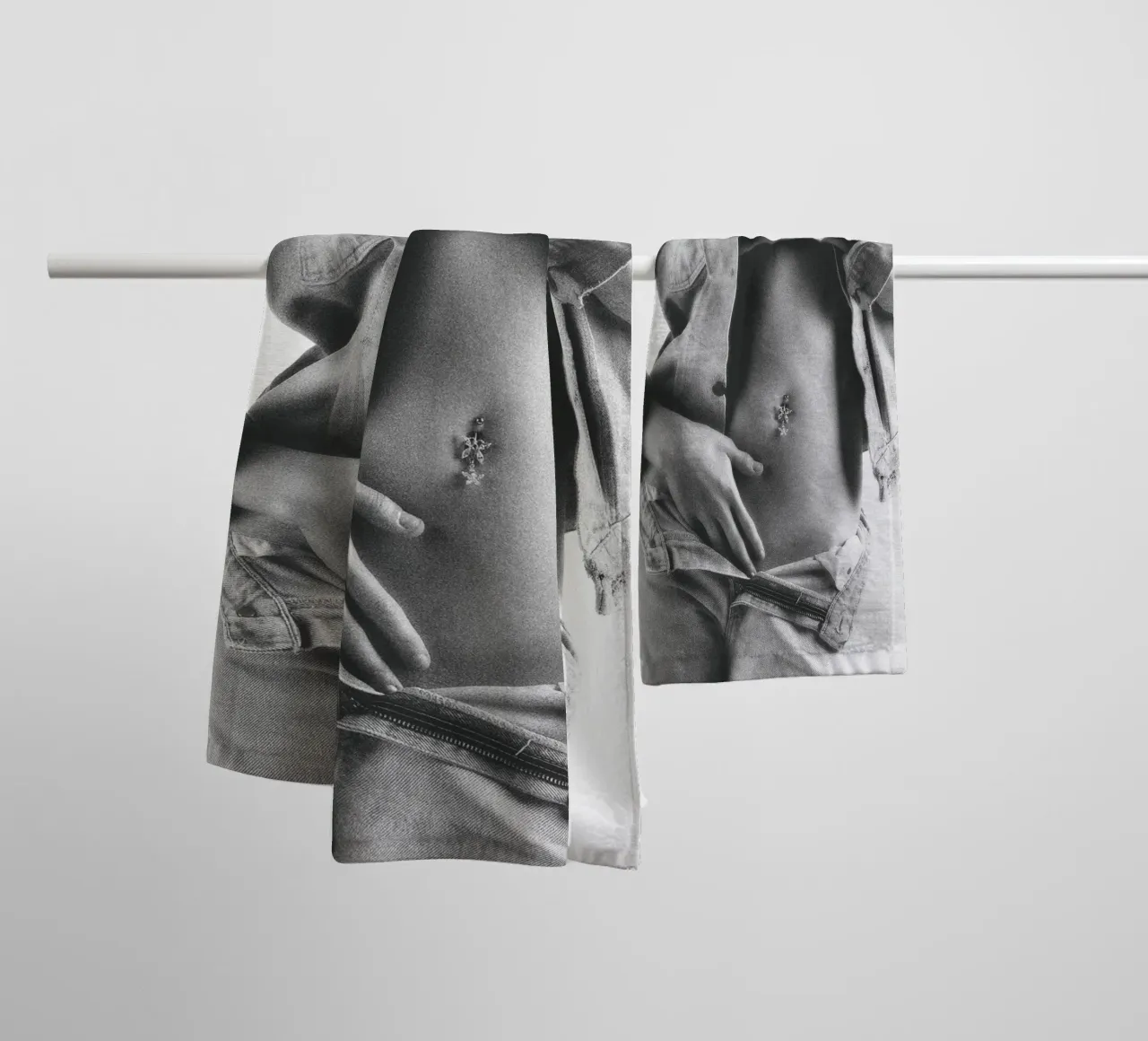 Gekleidet in Denim Mono Handtuch von Dave Hare Photography