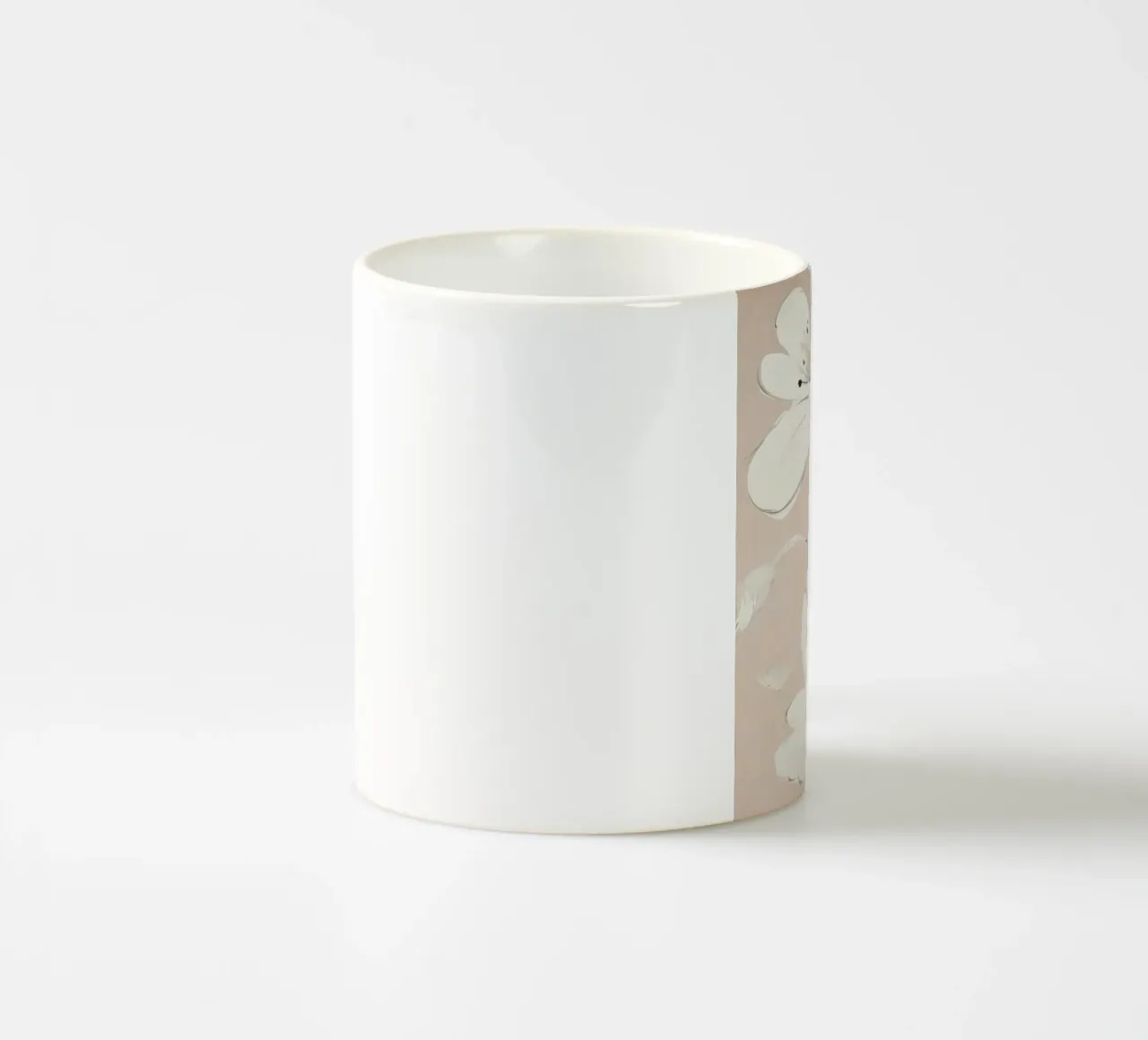 Fiori bianchi pittura tazza in ceramica da Melloi Art Print