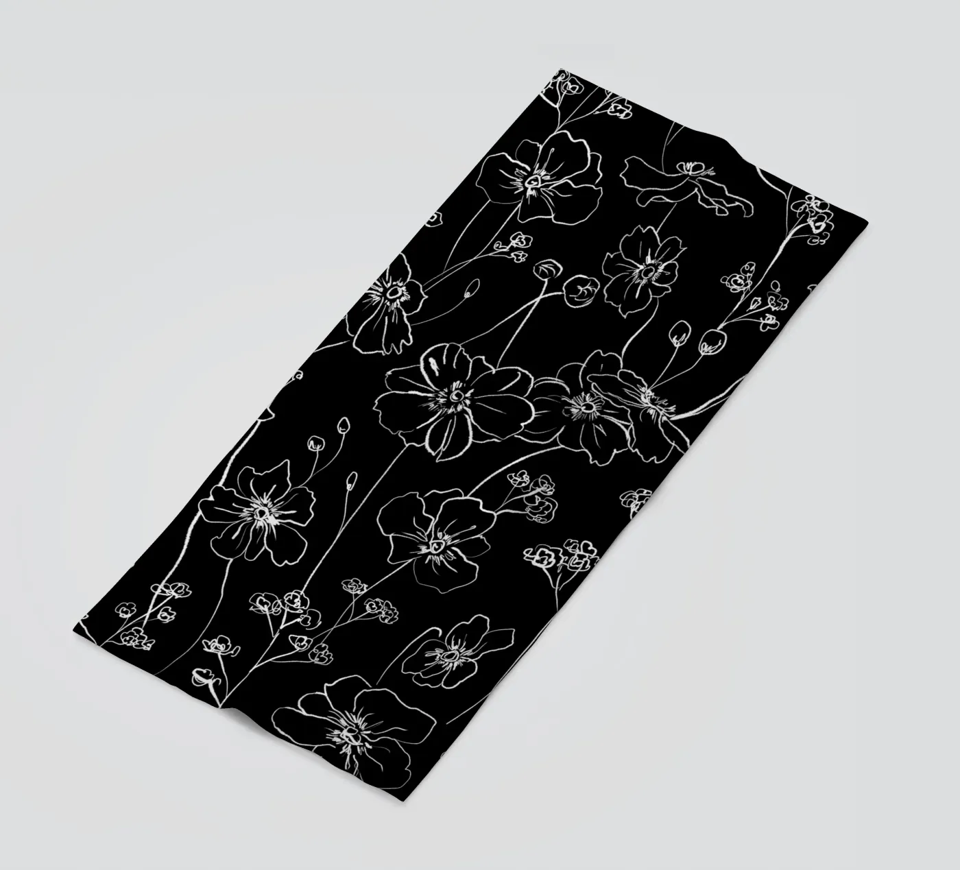 Black Wild Roses Pattern telo mare da anisillustration