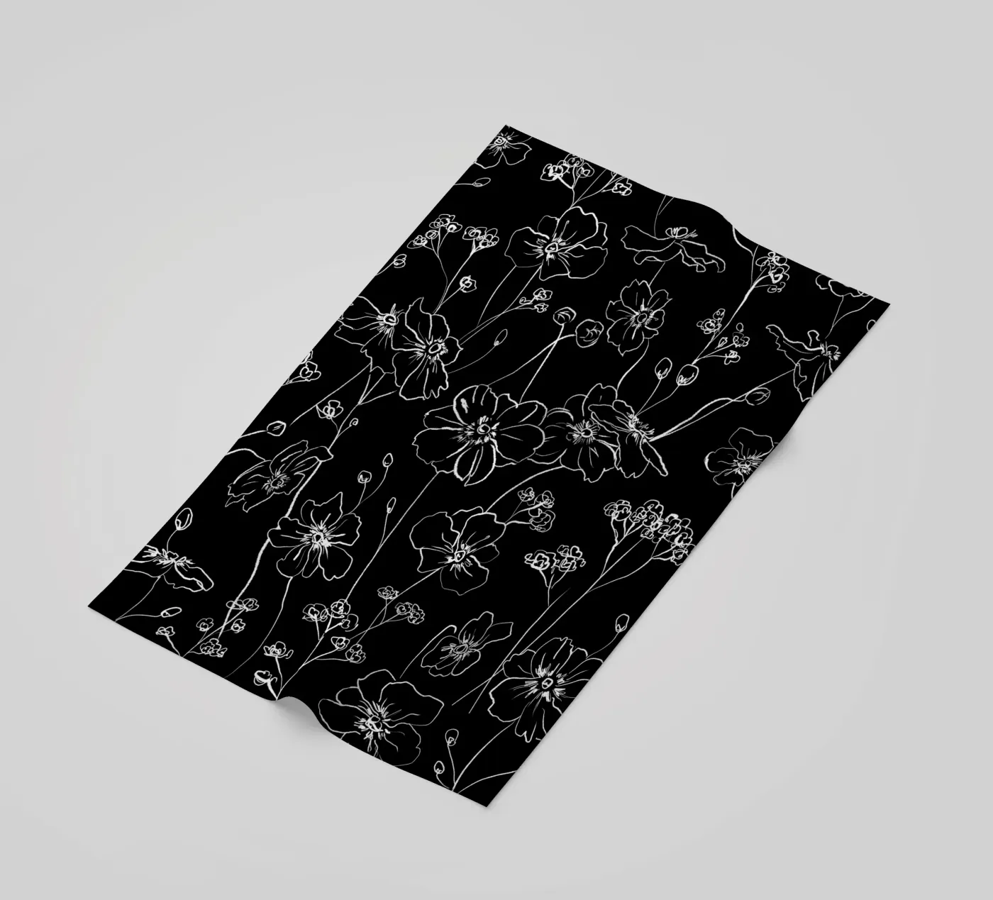Black Wild Roses Pattern telo mare da anisillustration