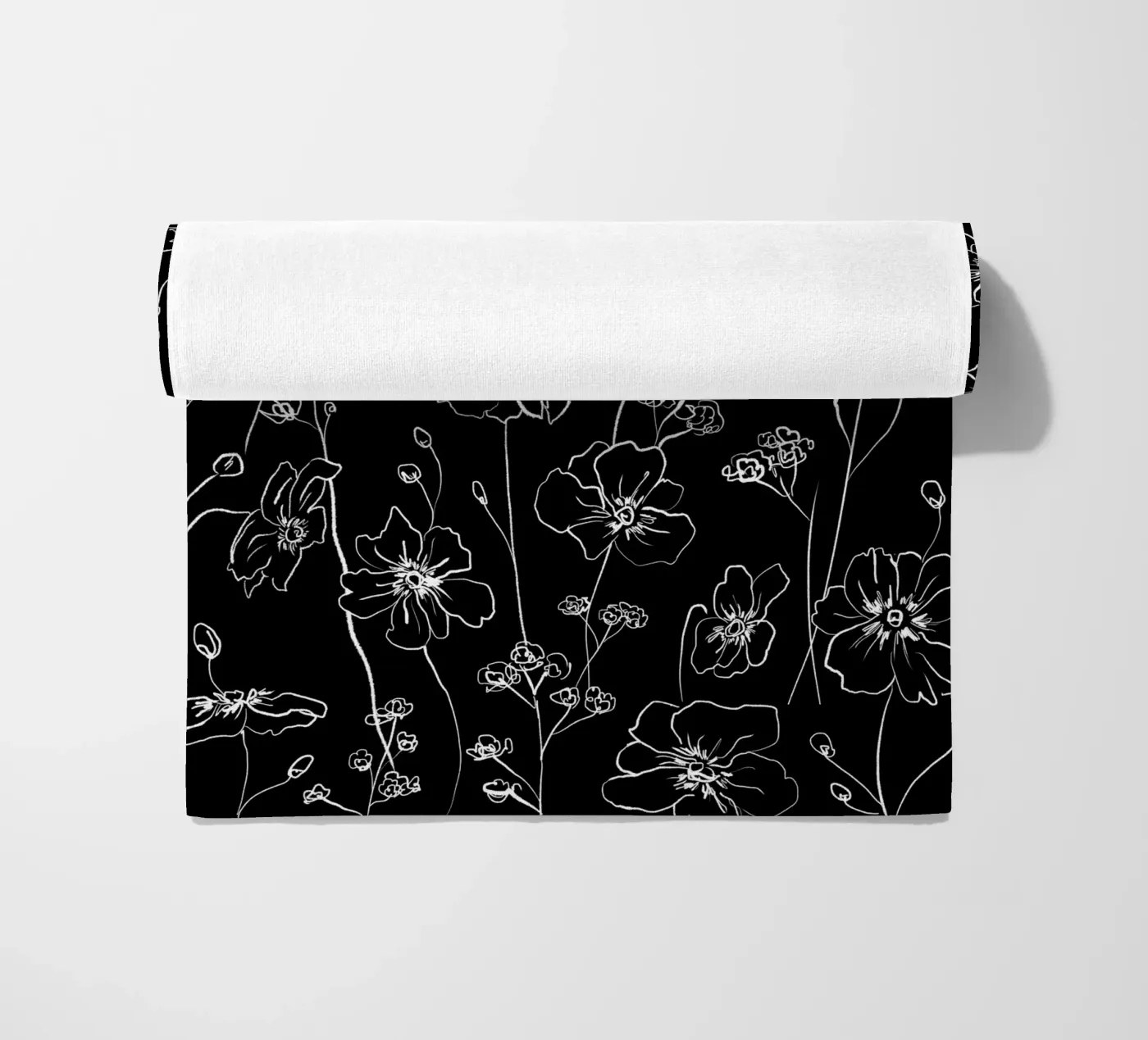 Black Wild Roses Pattern telo mare da anisillustration