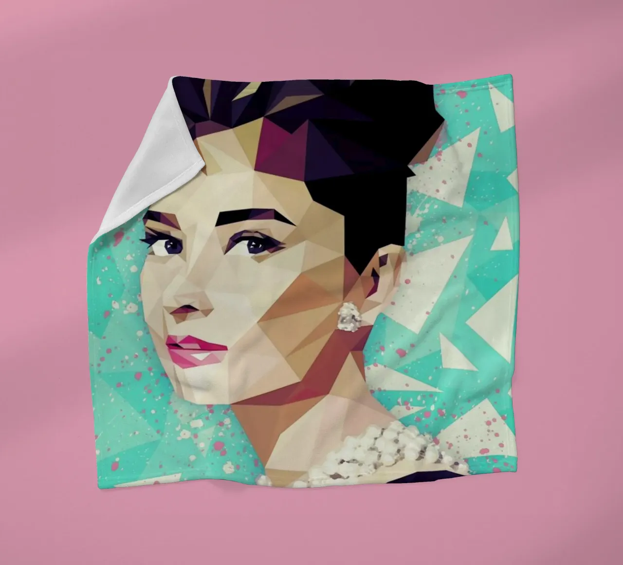 The Hepburn Class coperta in pile da Mayka ienova