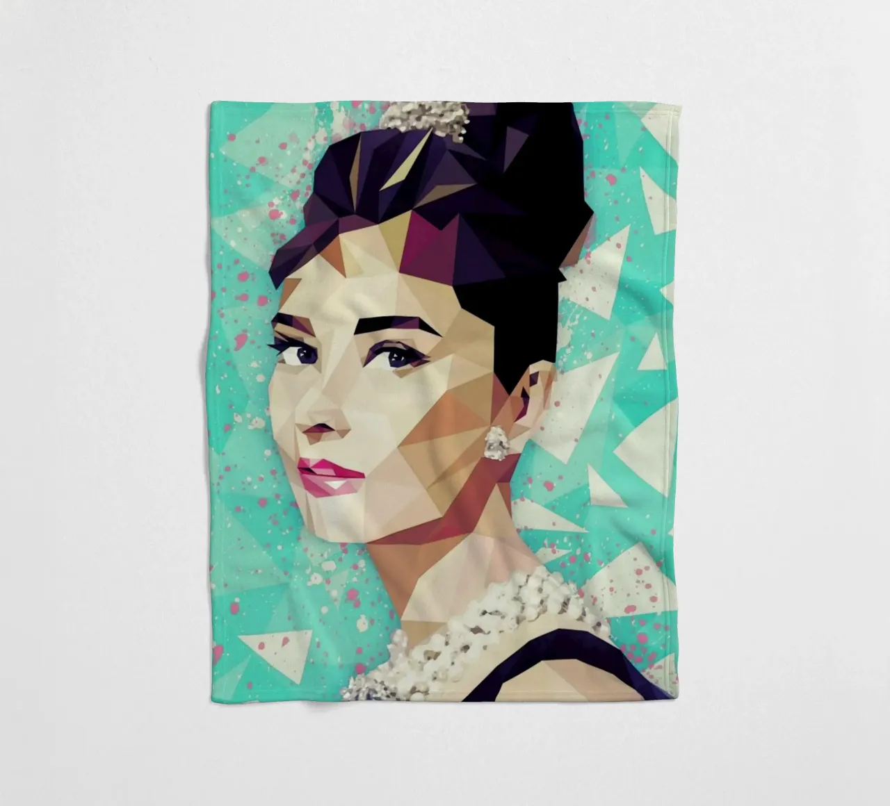 The Hepburn Class coperta in pile da Mayka ienova