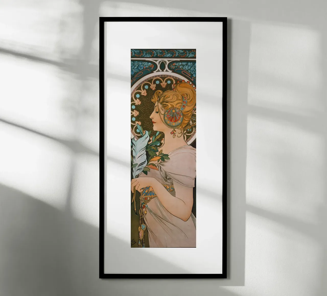 Alfons Mucha - Piuma poster con telaio in alluminio da ARTOTHEK