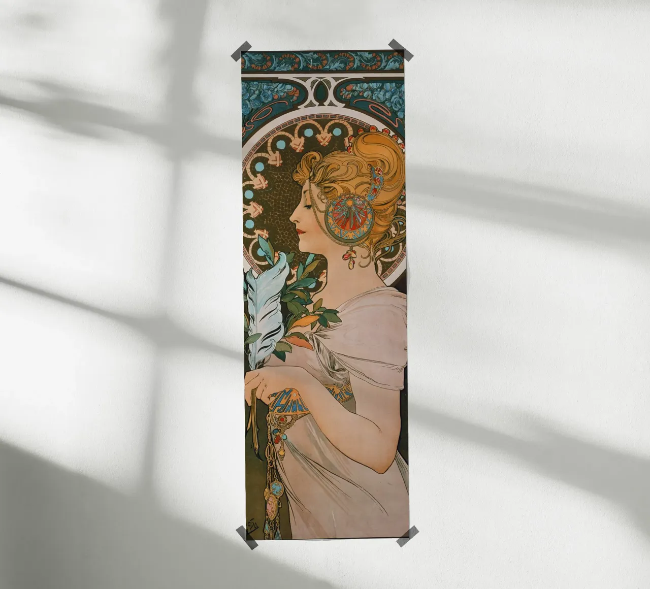 Alfons Mucha - Piuma poster con telaio in alluminio da ARTOTHEK