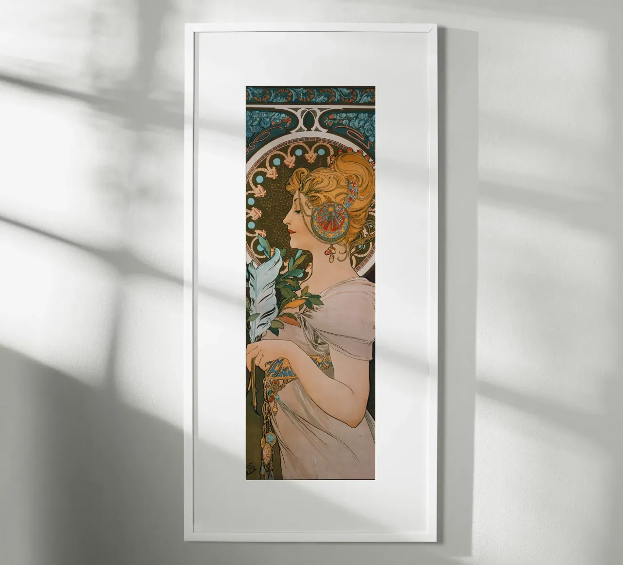 Alfons Mucha - Piuma poster con telaio in alluminio da ARTOTHEK