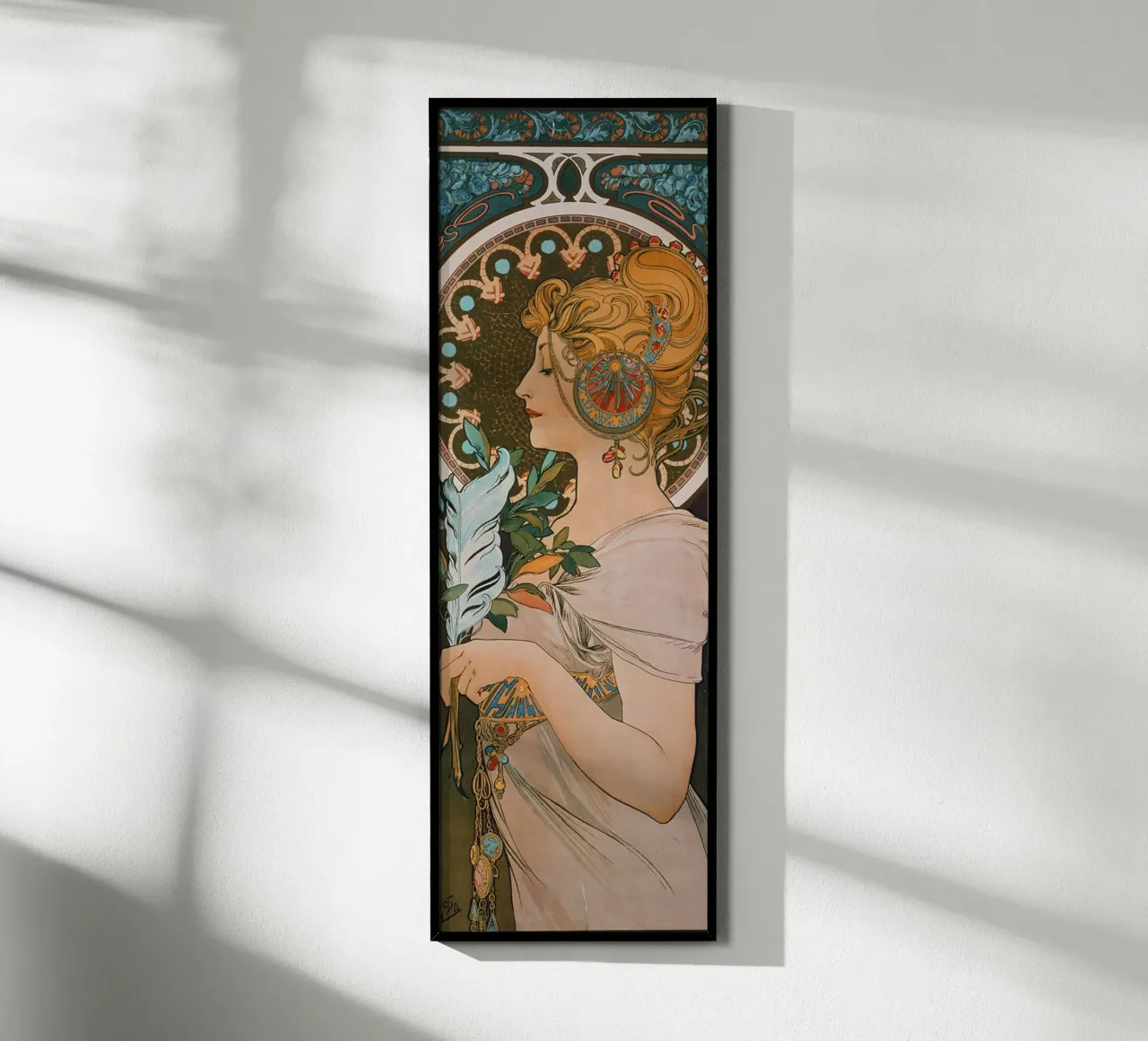 Alfons Mucha - Piuma poster con telaio in alluminio da ARTOTHEK