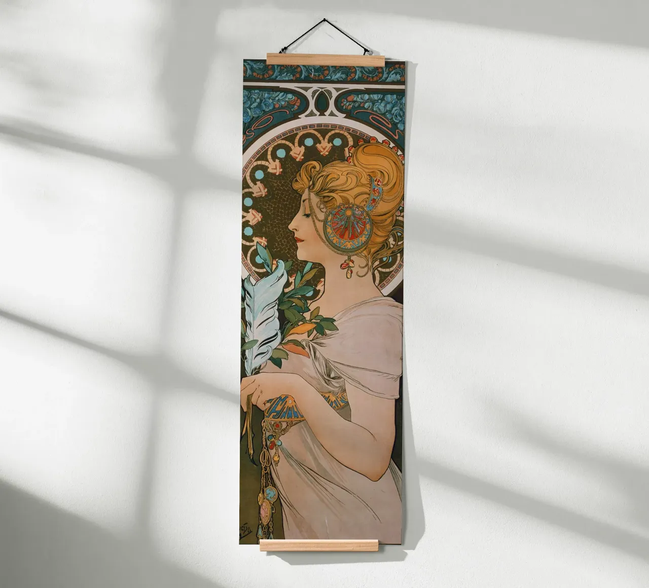 Alfons Mucha - Piuma poster con telaio in alluminio da ARTOTHEK