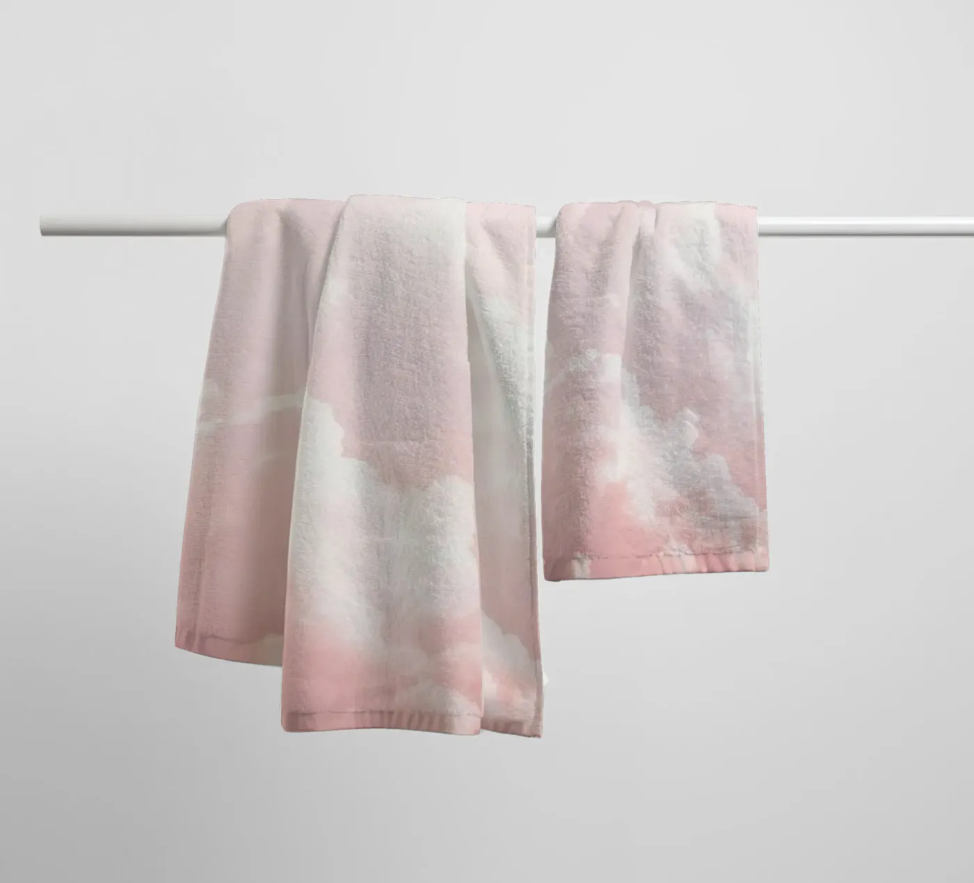 Blush Cloudscape Charm Handtuch von Modern Muse