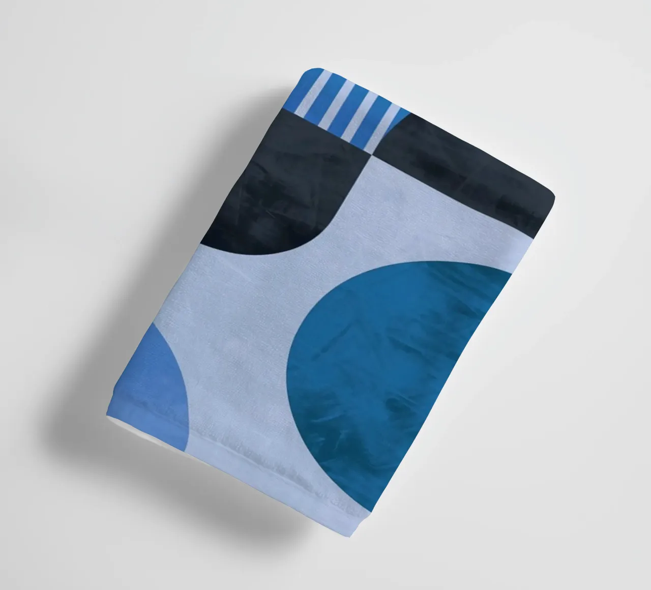 Forme geometriche astratte degli anni '70 in blu asciugamano da bagno da Autofocus