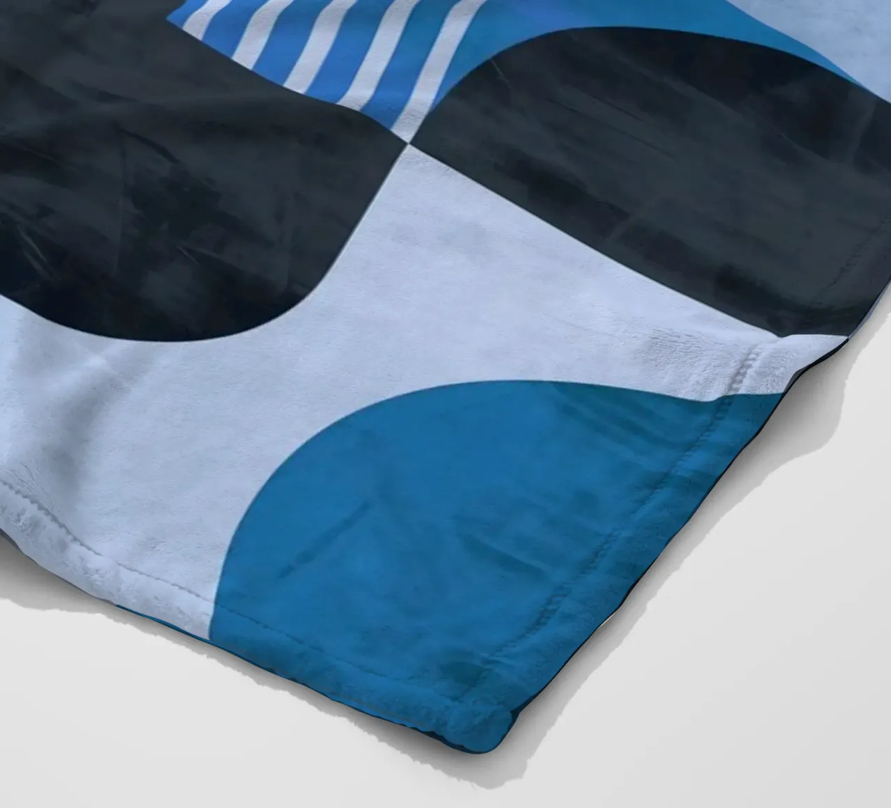 Forme geometriche astratte degli anni '70 in blu coperta in pile da Autofocus