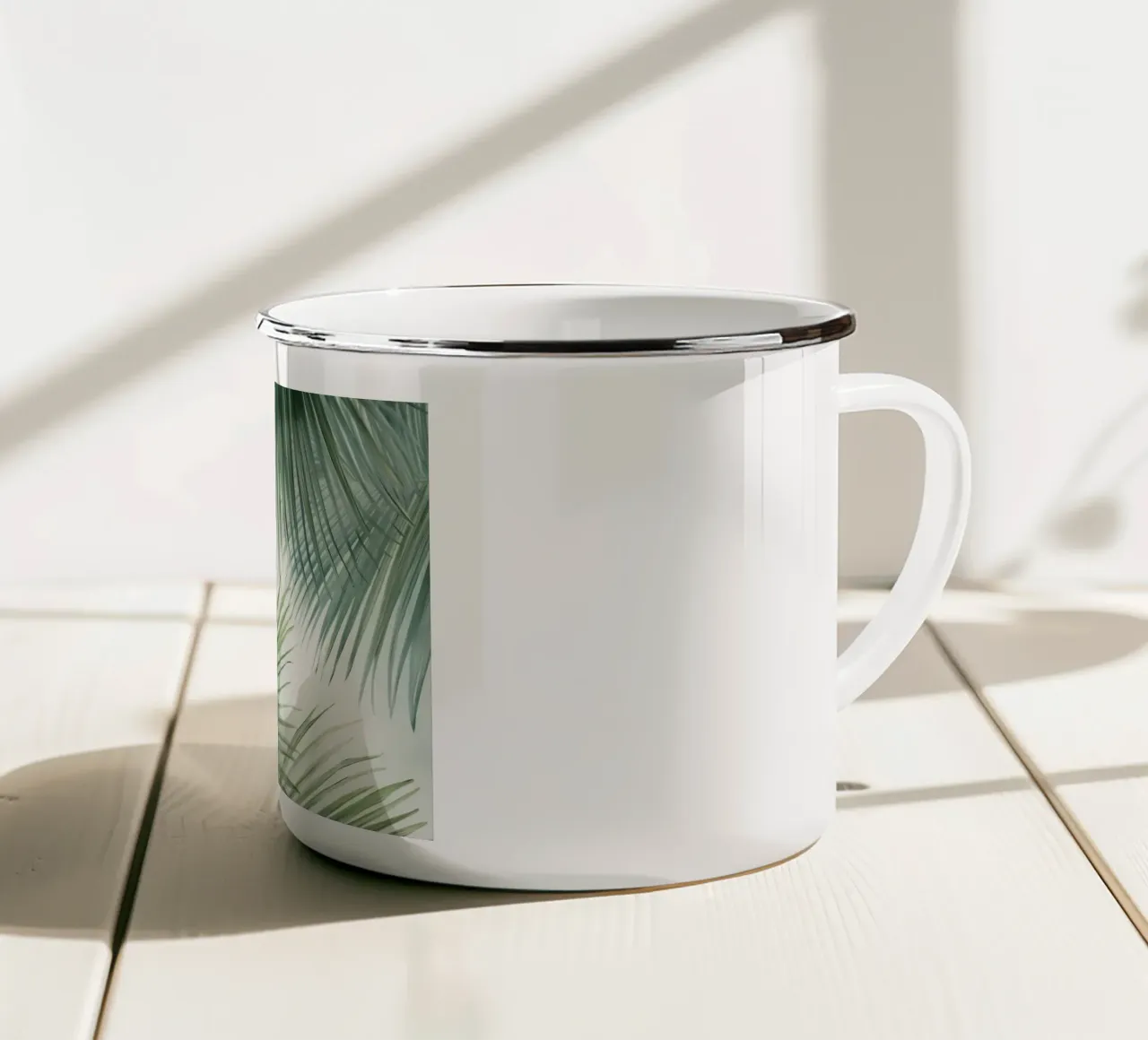 Eleganza tropicale: Sussurri di palma su crema tazza in smalto da Modern Muse
