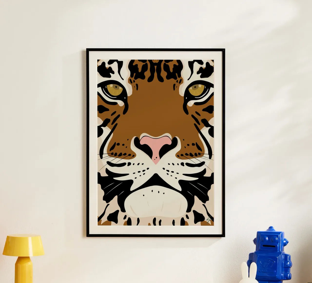 Arte murale animale minimalista con faccia di tigre in grassetto poster con telaio in plastica da kookiepixel