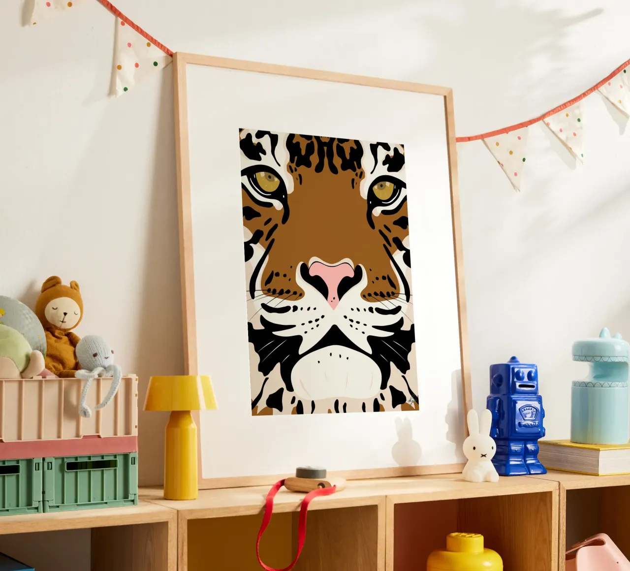 Arte murale animale minimalista con faccia di tigre in grassetto poster con telaio in plastica da kookiepixel