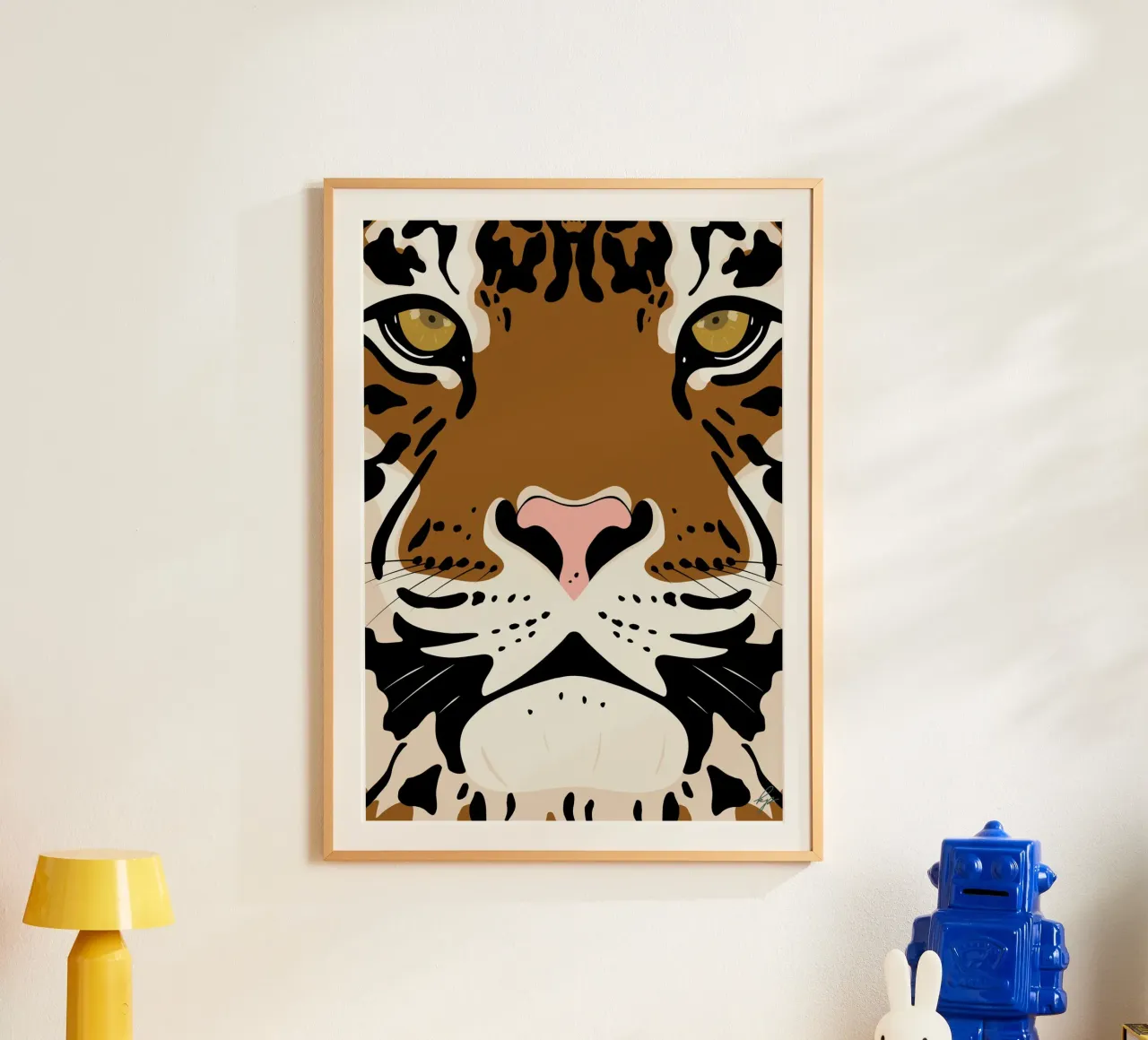 Arte murale animale minimalista con faccia di tigre in grassetto poster con telaio in plastica da kookiepixel