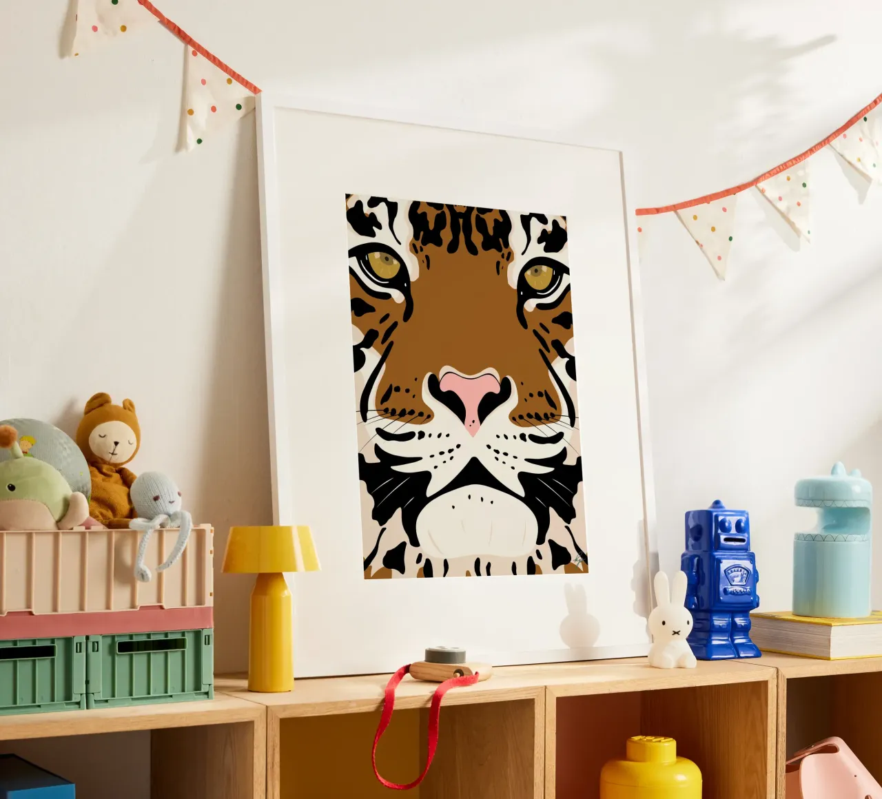 Arte murale animale minimalista con faccia di tigre in grassetto poster con telaio in plastica da kookiepixel