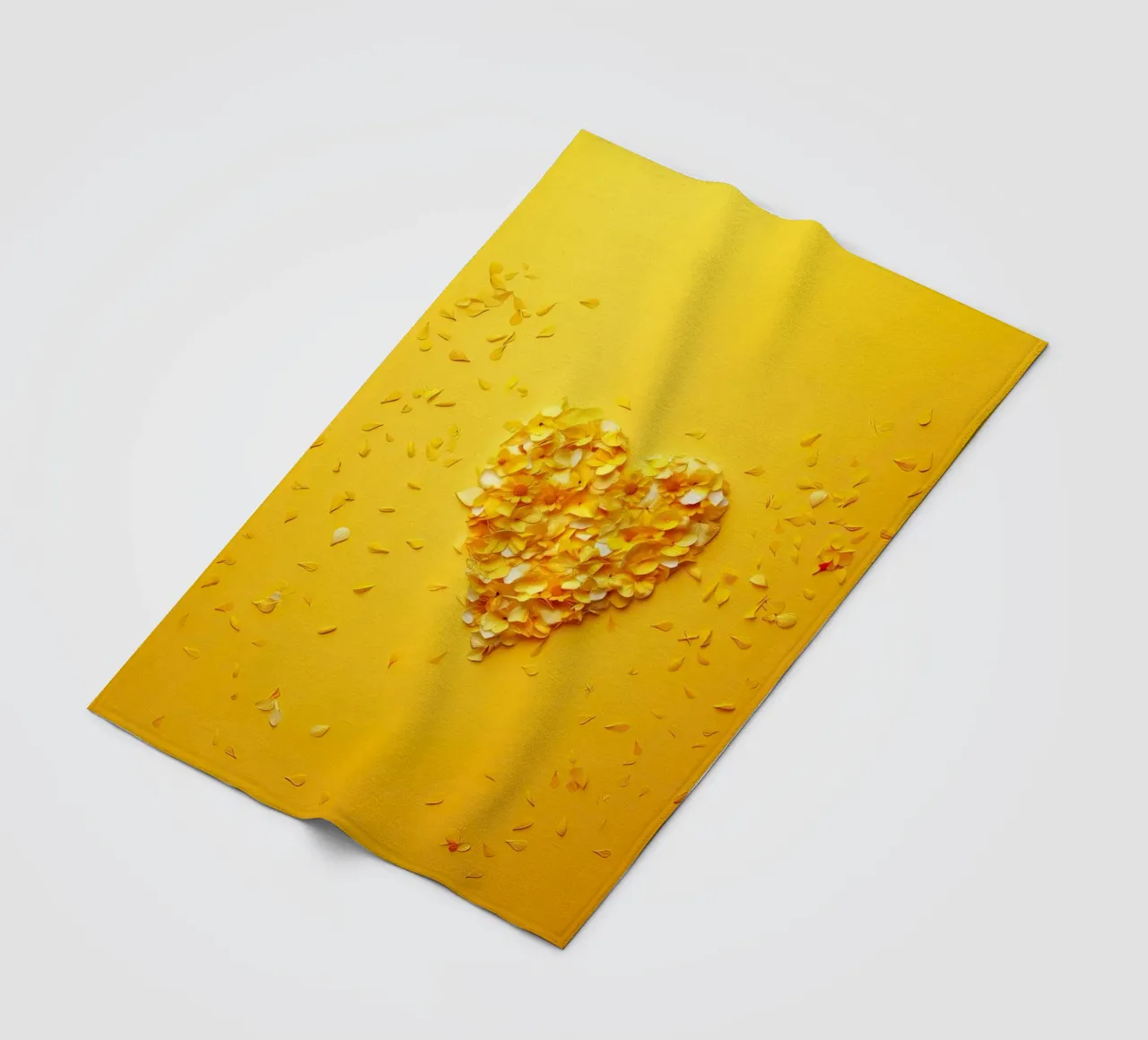 Cuore giallo d'amore coperta in pile da Modern Muse