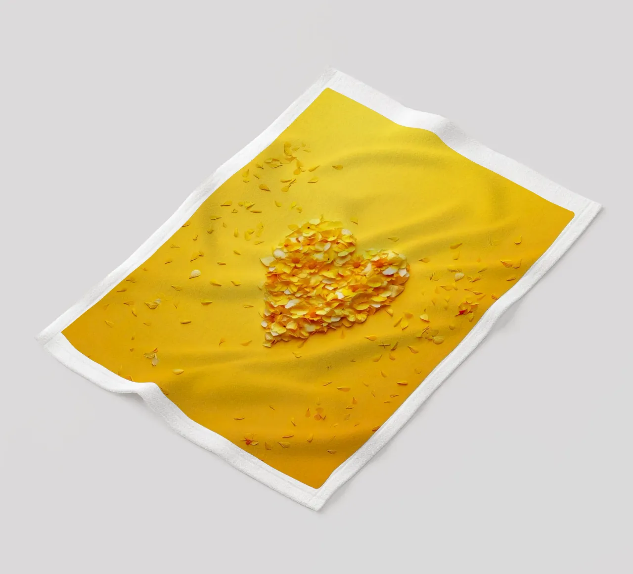 Cuore giallo d'amore coperta in pile da Modern Muse