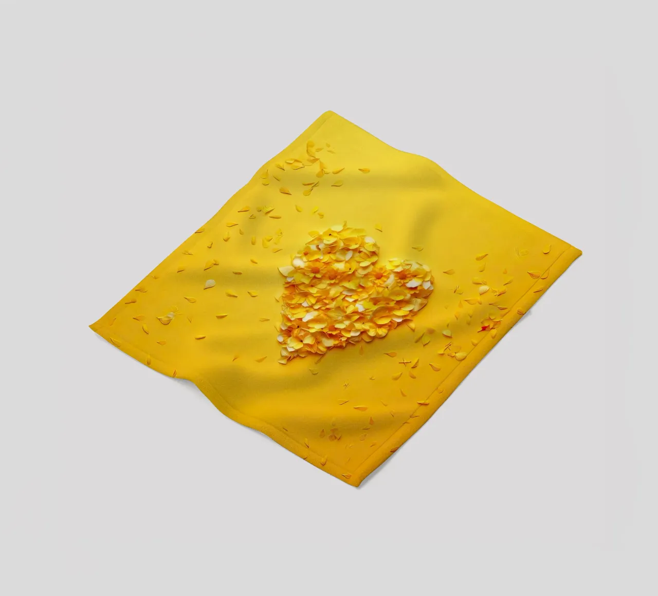Cuore giallo d'amore coperta in pile da Modern Muse