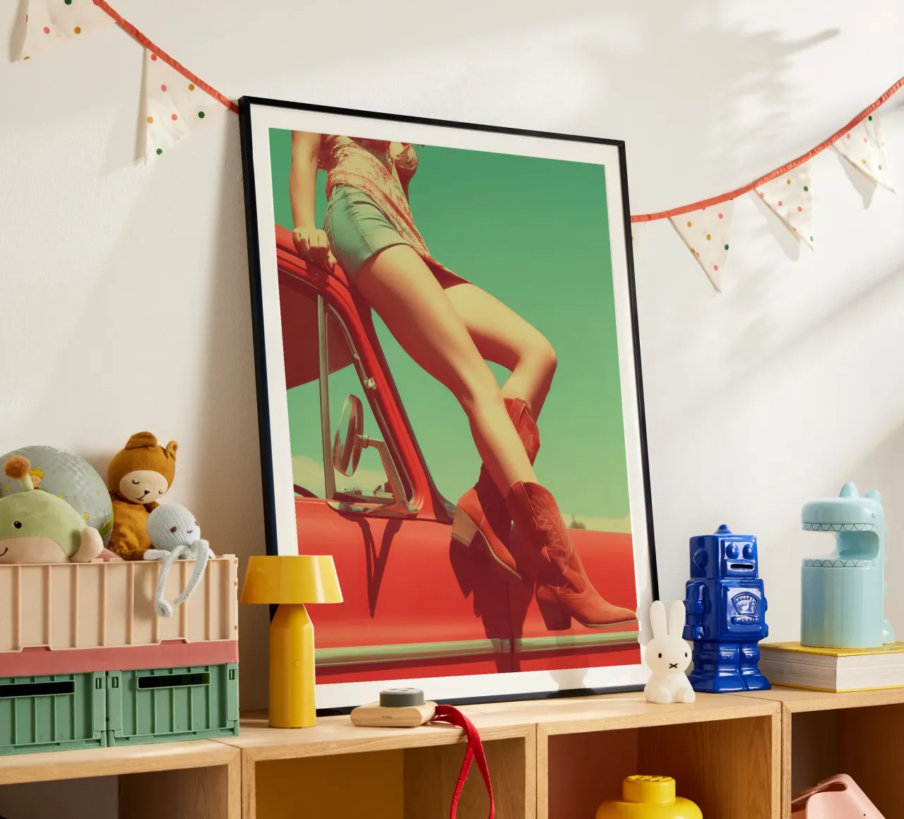 Gambe lunghe da donna, stivali western e un'auto retrò statunitense poster con telaio in alluminio da Autofocus