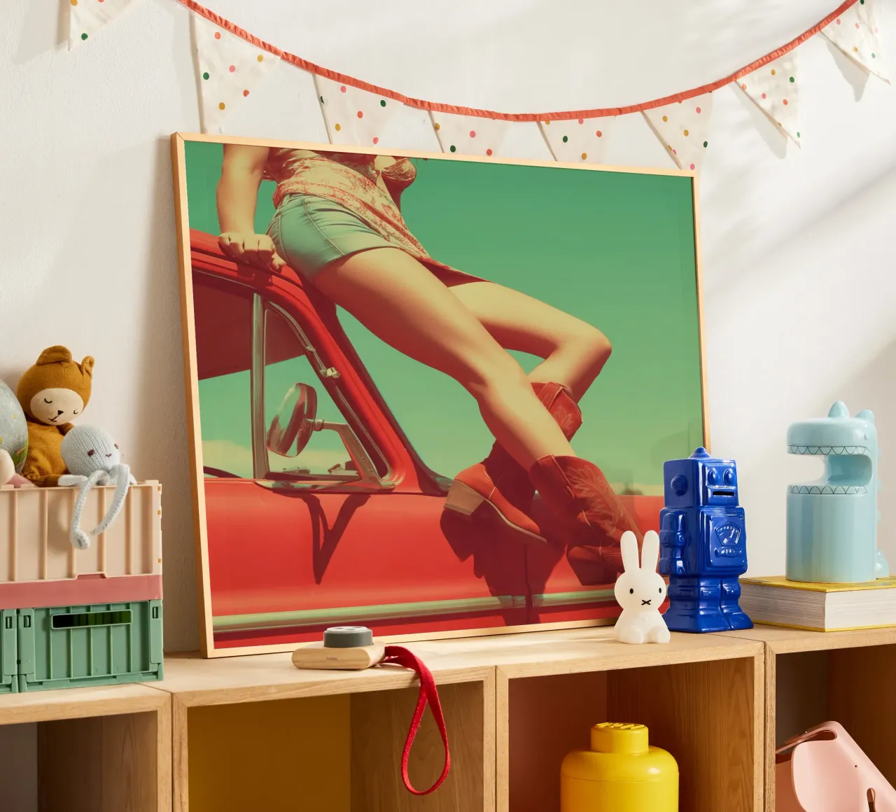 Gambe lunghe da donna, stivali western e un'auto retrò statunitense poster con telaio in alluminio da Autofocus