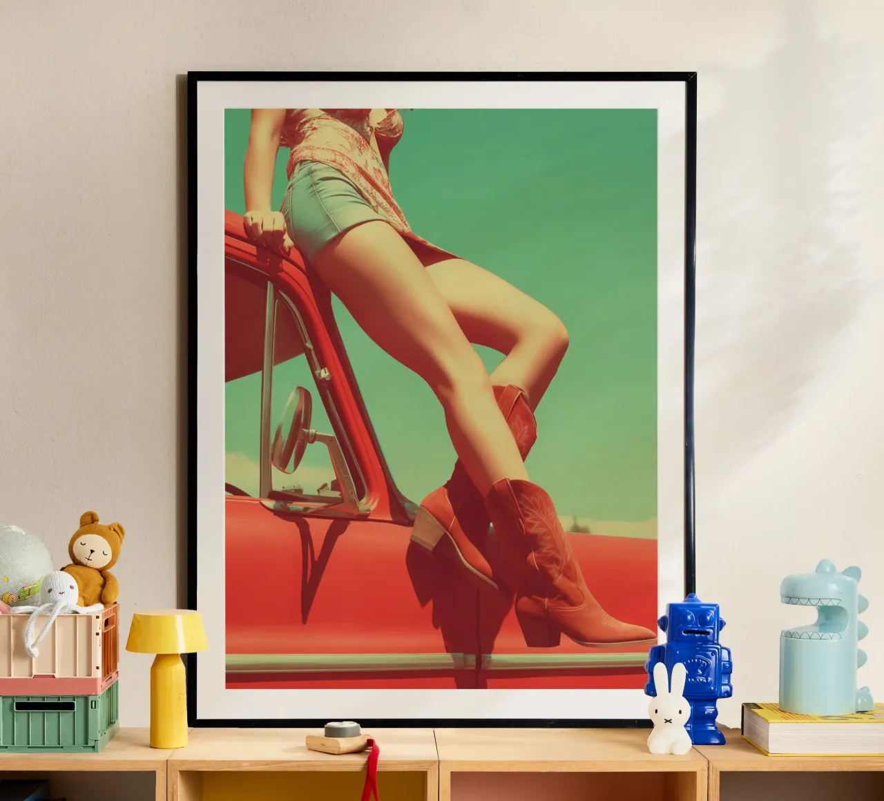 Gambe lunghe da donna, stivali western e un'auto retrò statunitense poster con telaio in alluminio da Autofocus