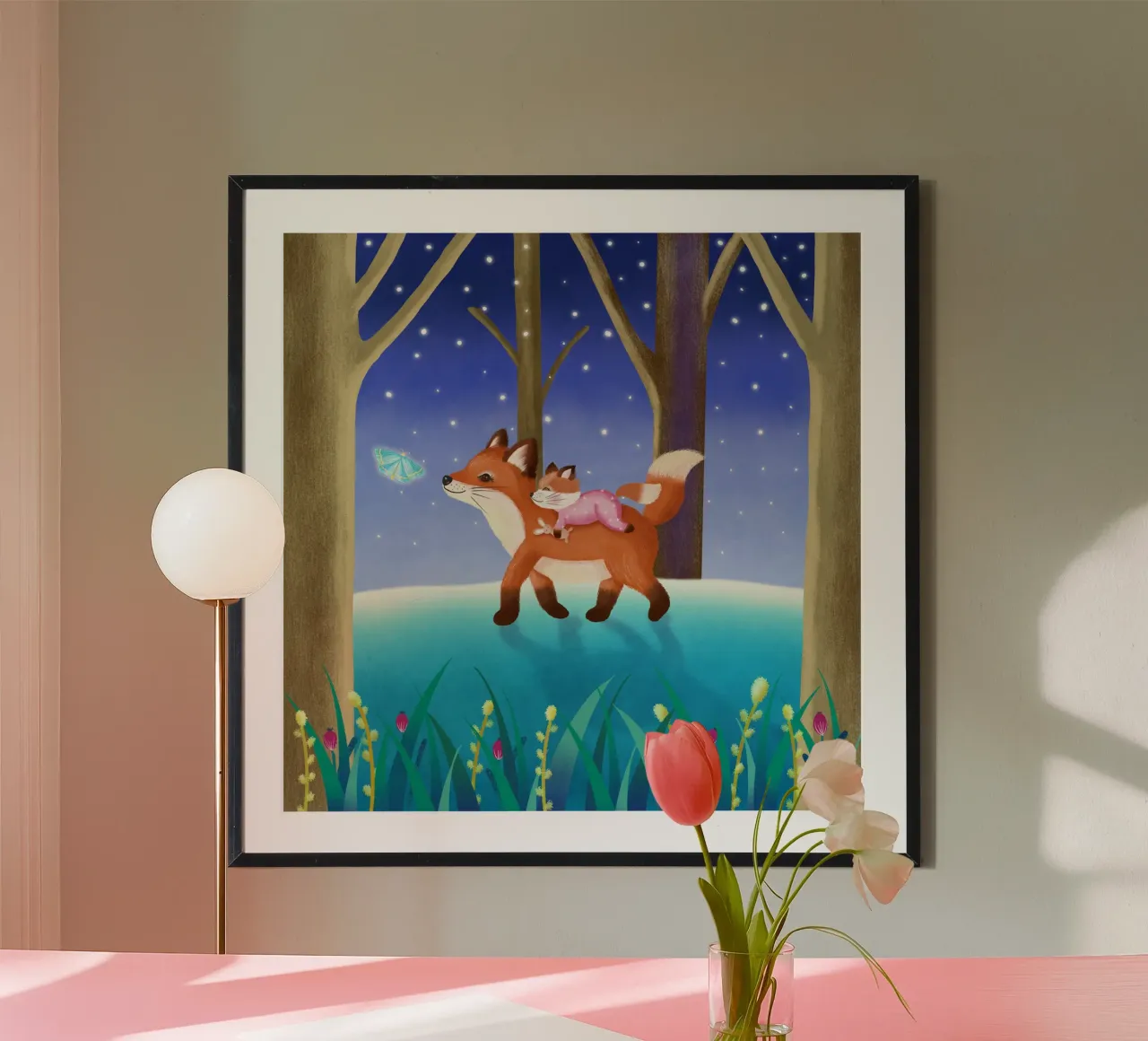 Mamá zorro con su bebé zorro en el bosque encantado. Para niños pequeños poster con marco de aluminio de CalliLetters