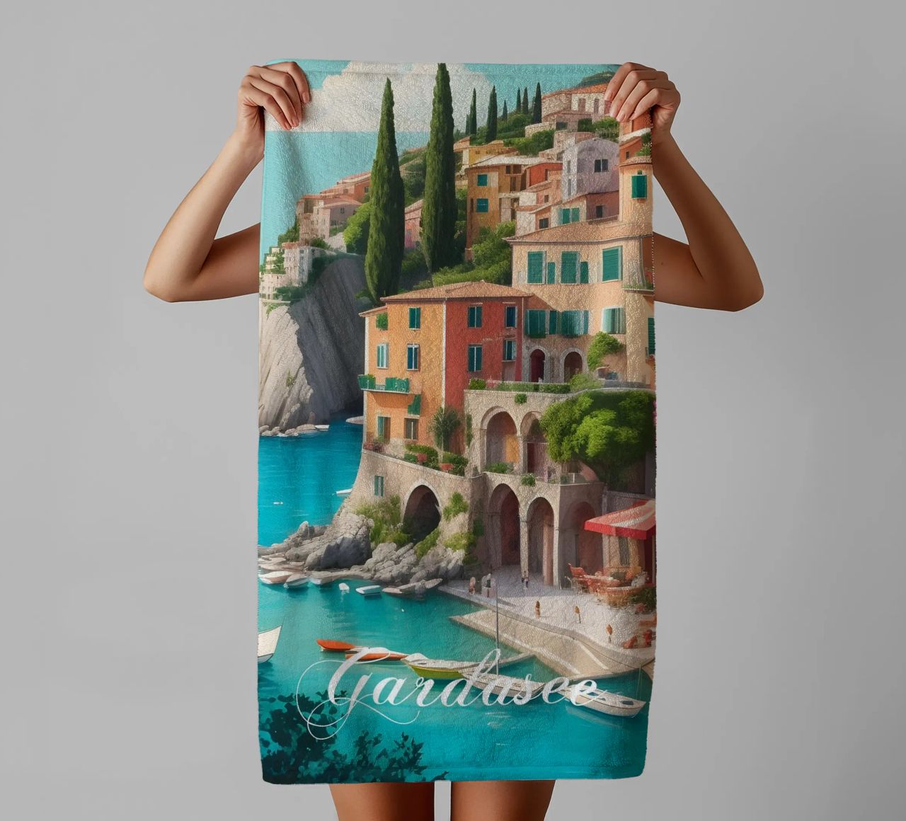 Gardasee-Ufer Handtuch von Charnwood Prints