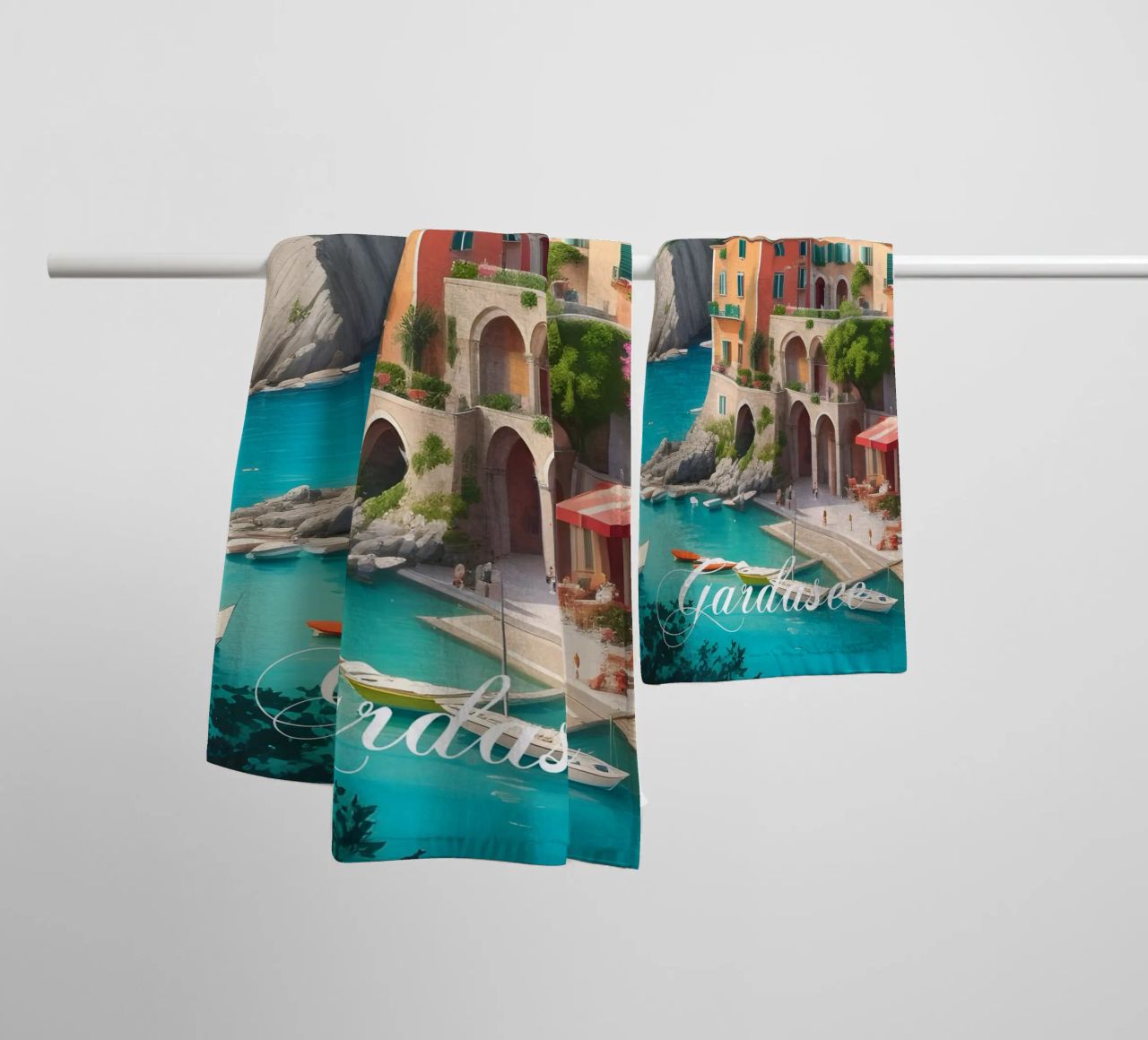 Gardasee-Ufer Handtuch von Charnwood Prints