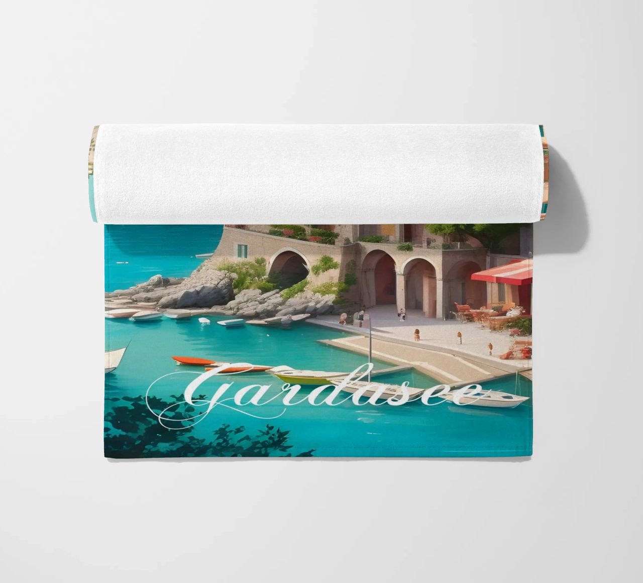 Gardasee-Ufer Strandtuch von Charnwood Prints