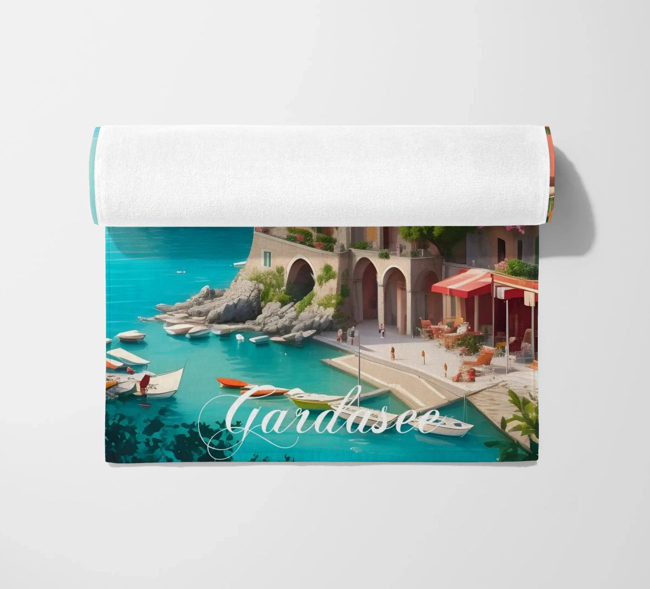 Gardasee-Ufer Strandtuch von Charnwood Prints