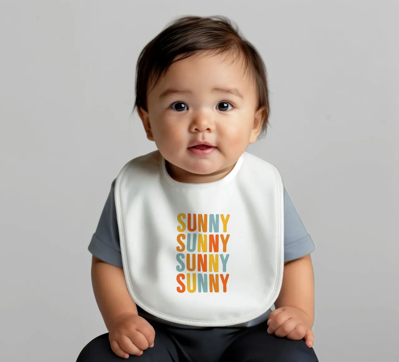Typografische sonnige Wiederholung - Gelb Blau Orange Babylätzchen von Dominique Vari Words