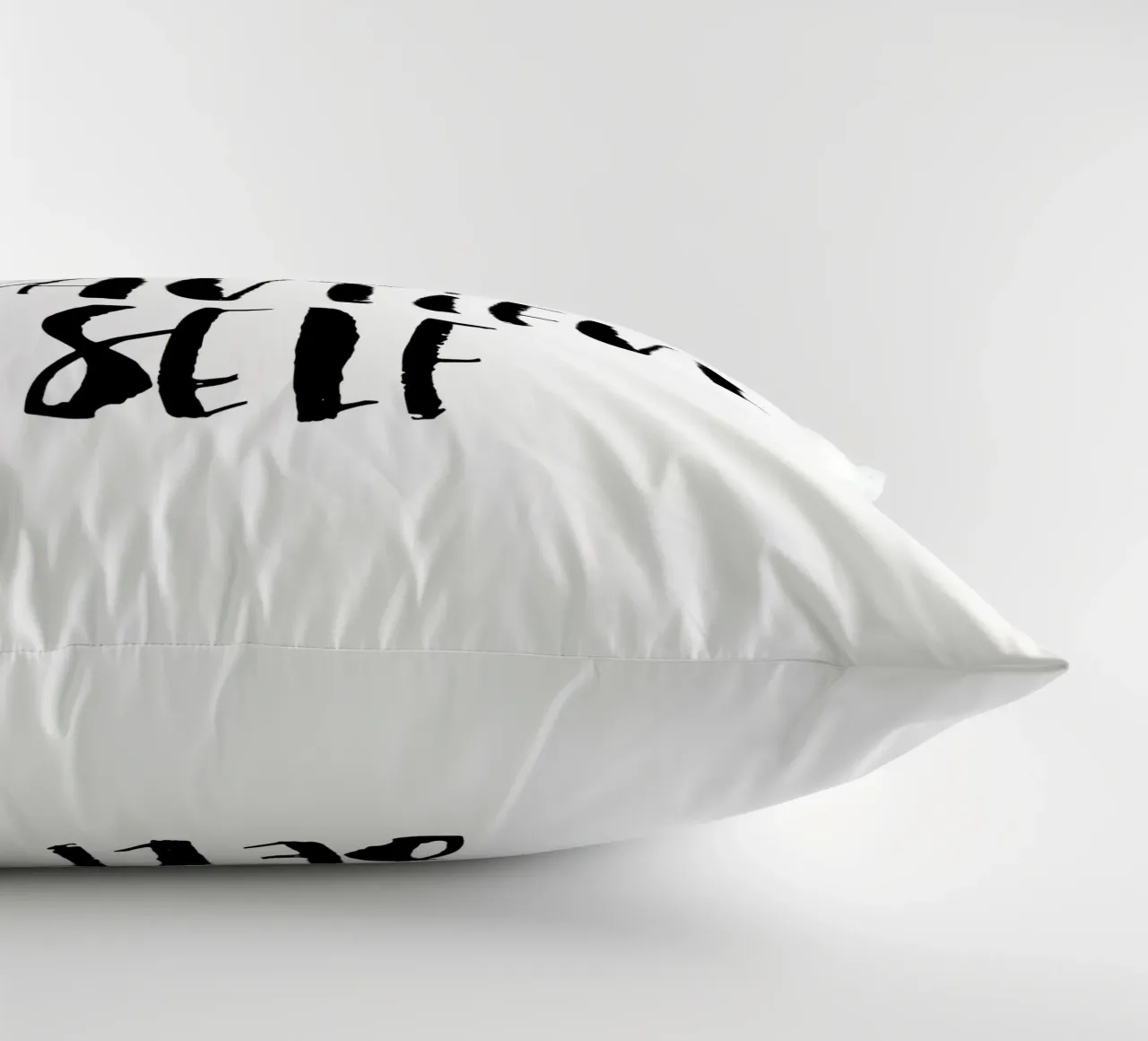 Be Your Beautiful Self Design tipografico in bianco e nero cuscino da THE MOTIVATED TYPE