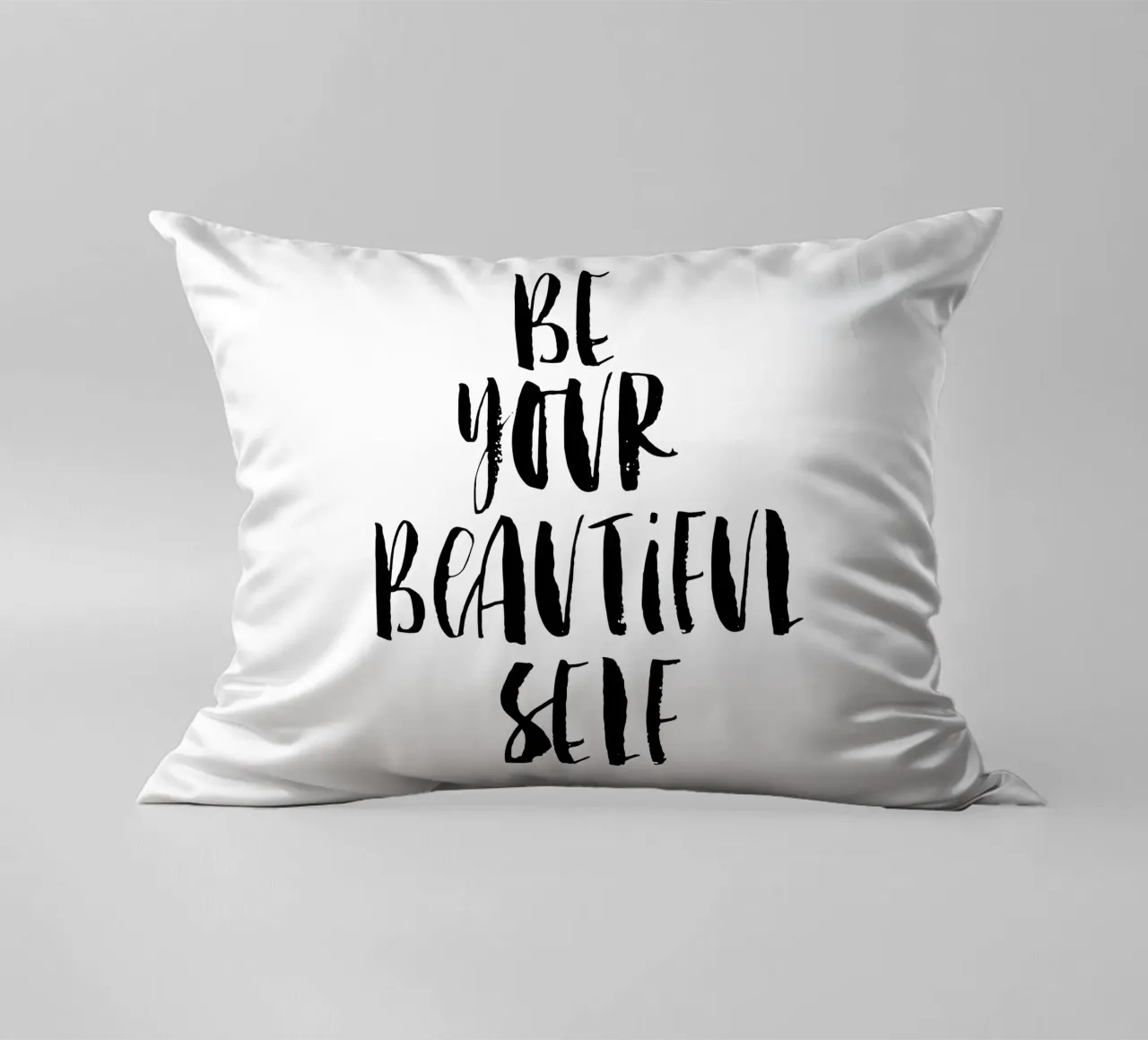 Be Your Beautiful Self Design tipografico in bianco e nero cuscino da THE MOTIVATED TYPE
