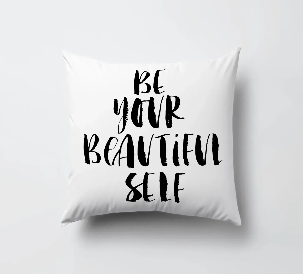 Be Your Beautiful Self Design tipografico in bianco e nero cuscino da THE MOTIVATED TYPE