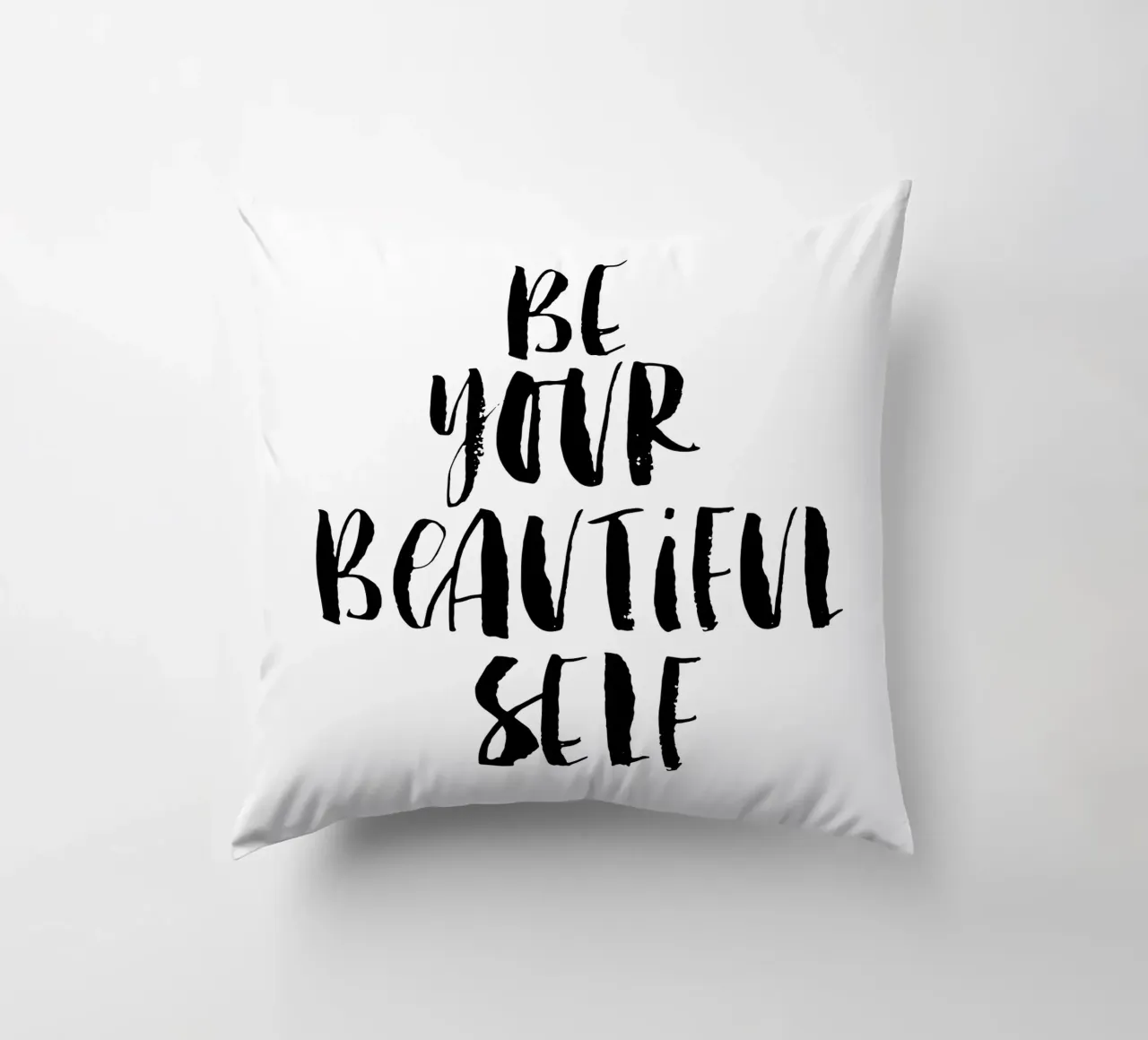 Be Your Beautiful Self Design tipografico in bianco e nero cuscino da THE MOTIVATED TYPE