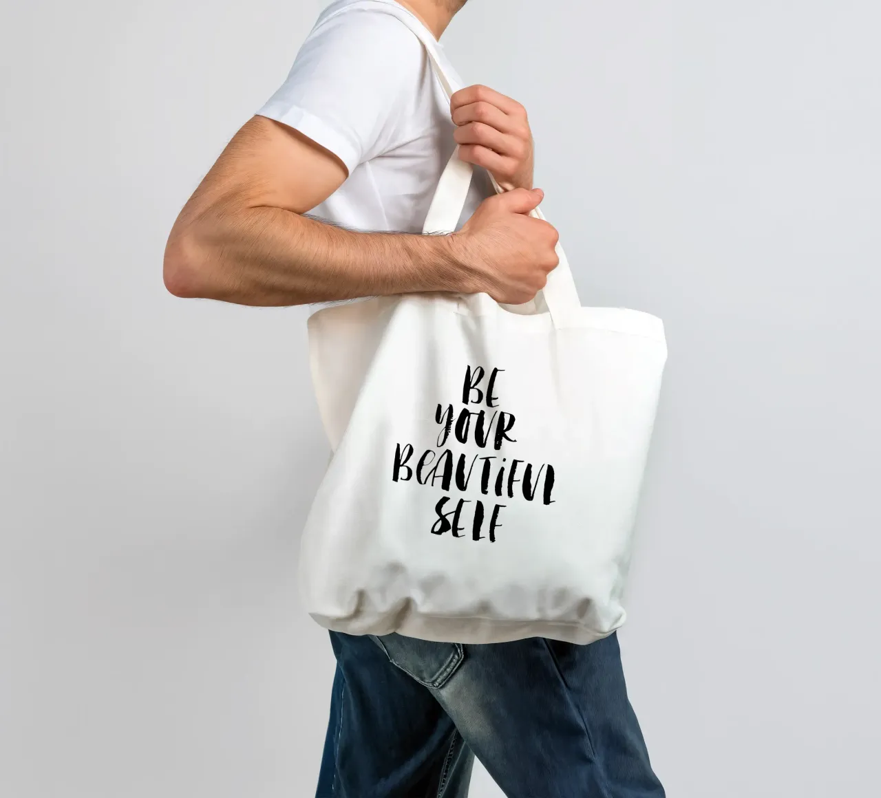Be Your Beautiful Self Design tipografico in bianco e nero borsa in juta da THE MOTIVATED TYPE