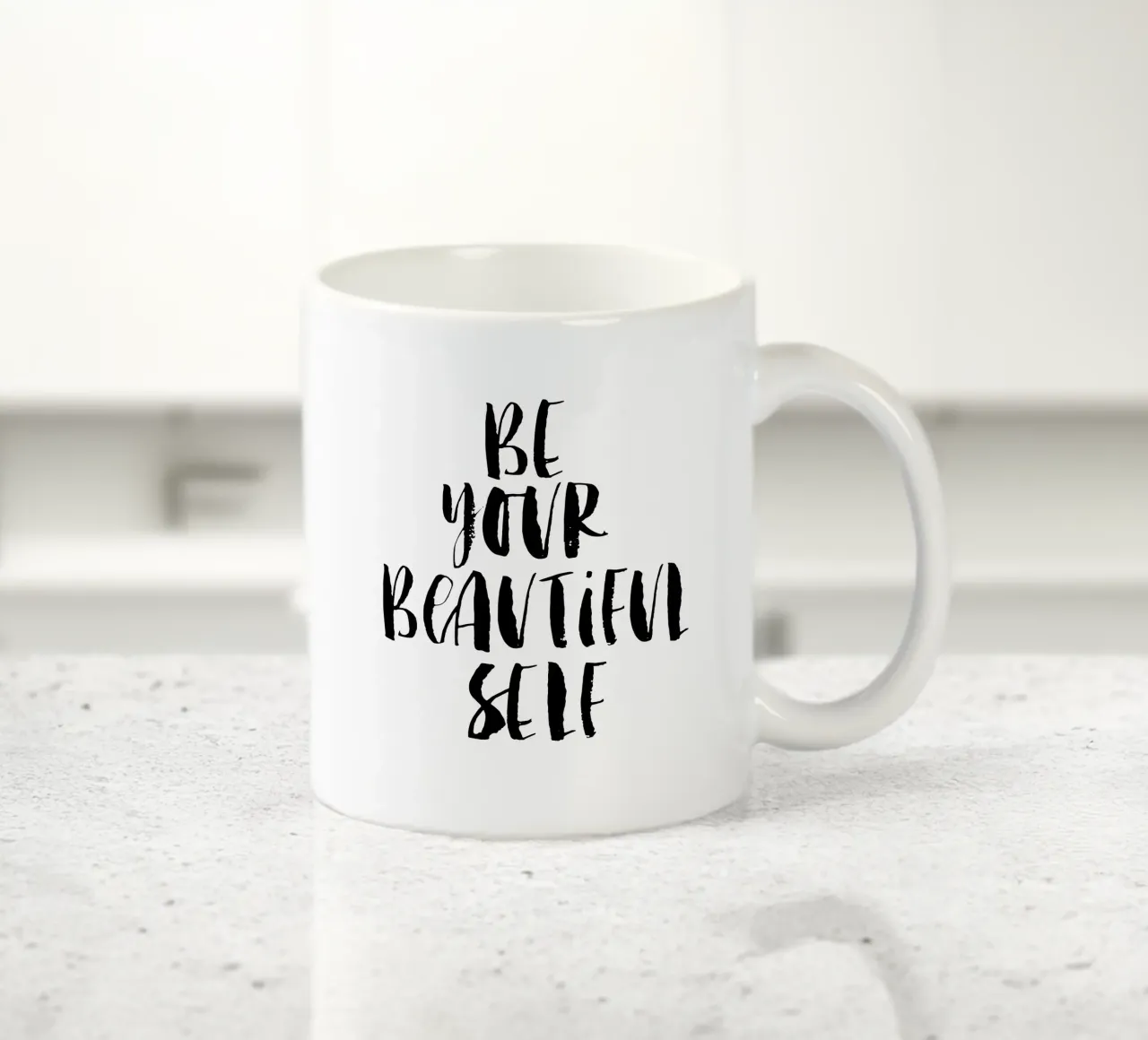 Be Your Beautiful Self Design tipografico in bianco e nero tazza in ceramica da THE MOTIVATED TYPE