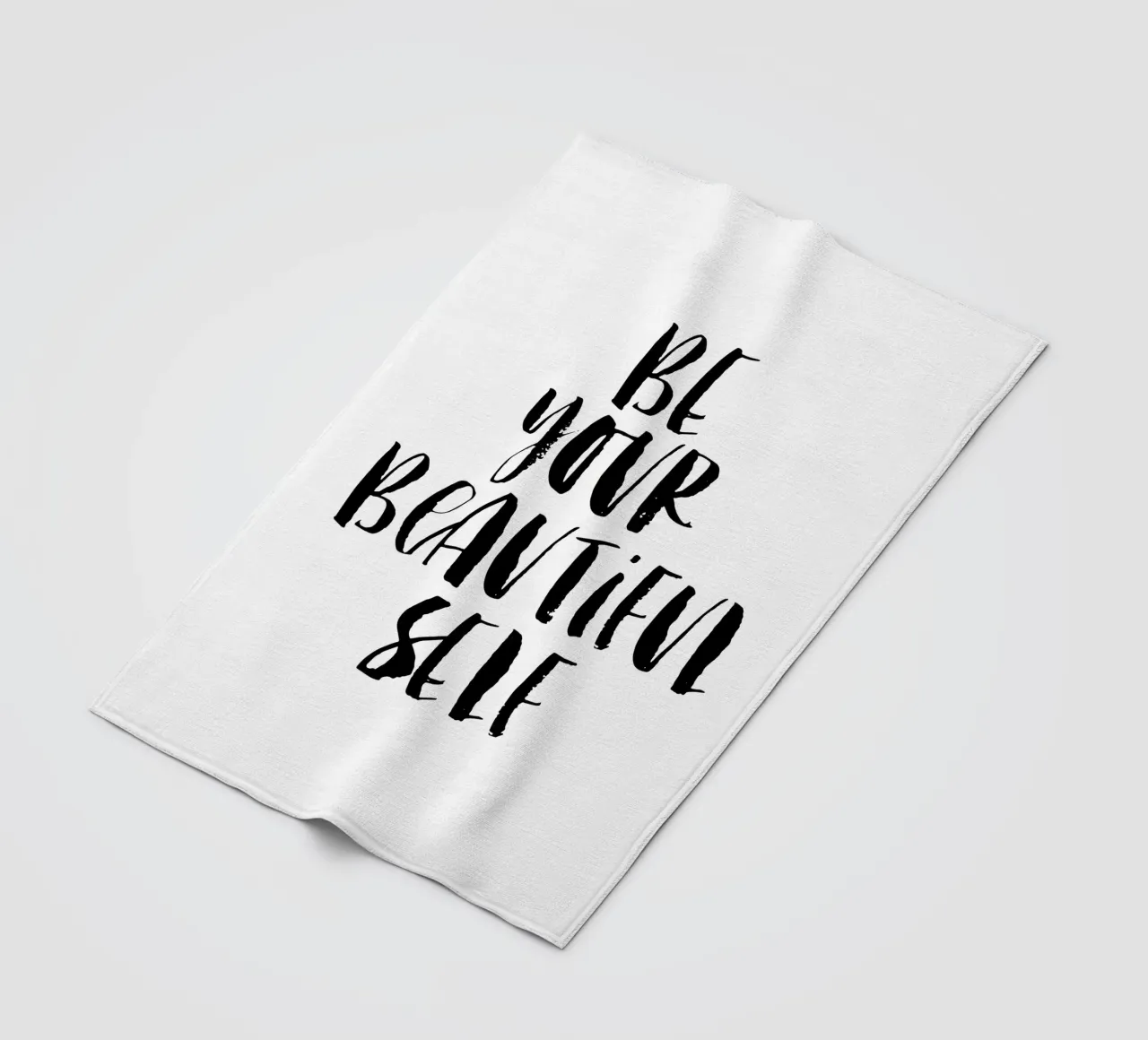 Be Your Beautiful Self Design tipografico in bianco e nero coperta in pile da THE MOTIVATED TYPE