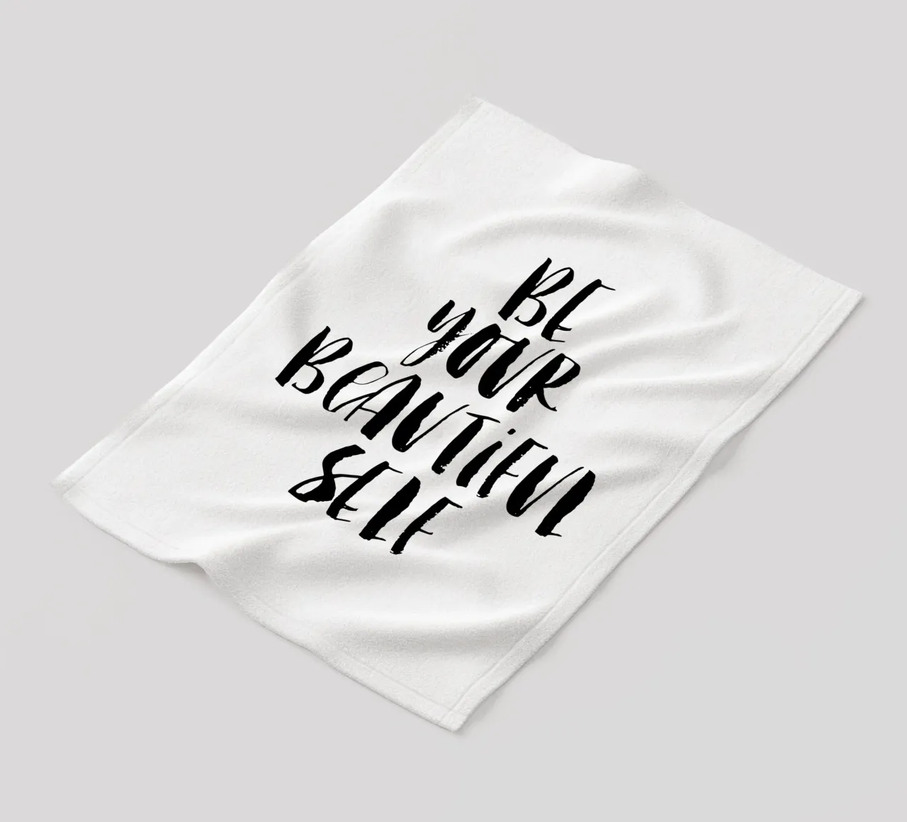 Be Your Beautiful Self Design tipografico in bianco e nero coperta in pile da THE MOTIVATED TYPE
