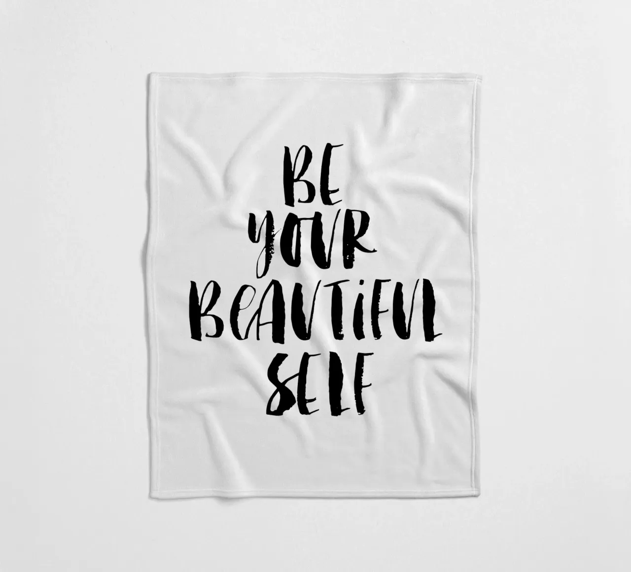Be Your Beautiful Self Design tipografico in bianco e nero coperta in pile da THE MOTIVATED TYPE