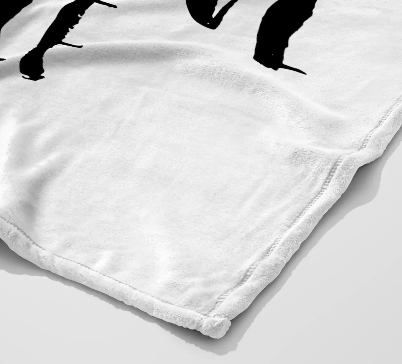 Be Your Beautiful Self Design tipografico in bianco e nero coperta in pile da THE MOTIVATED TYPE
