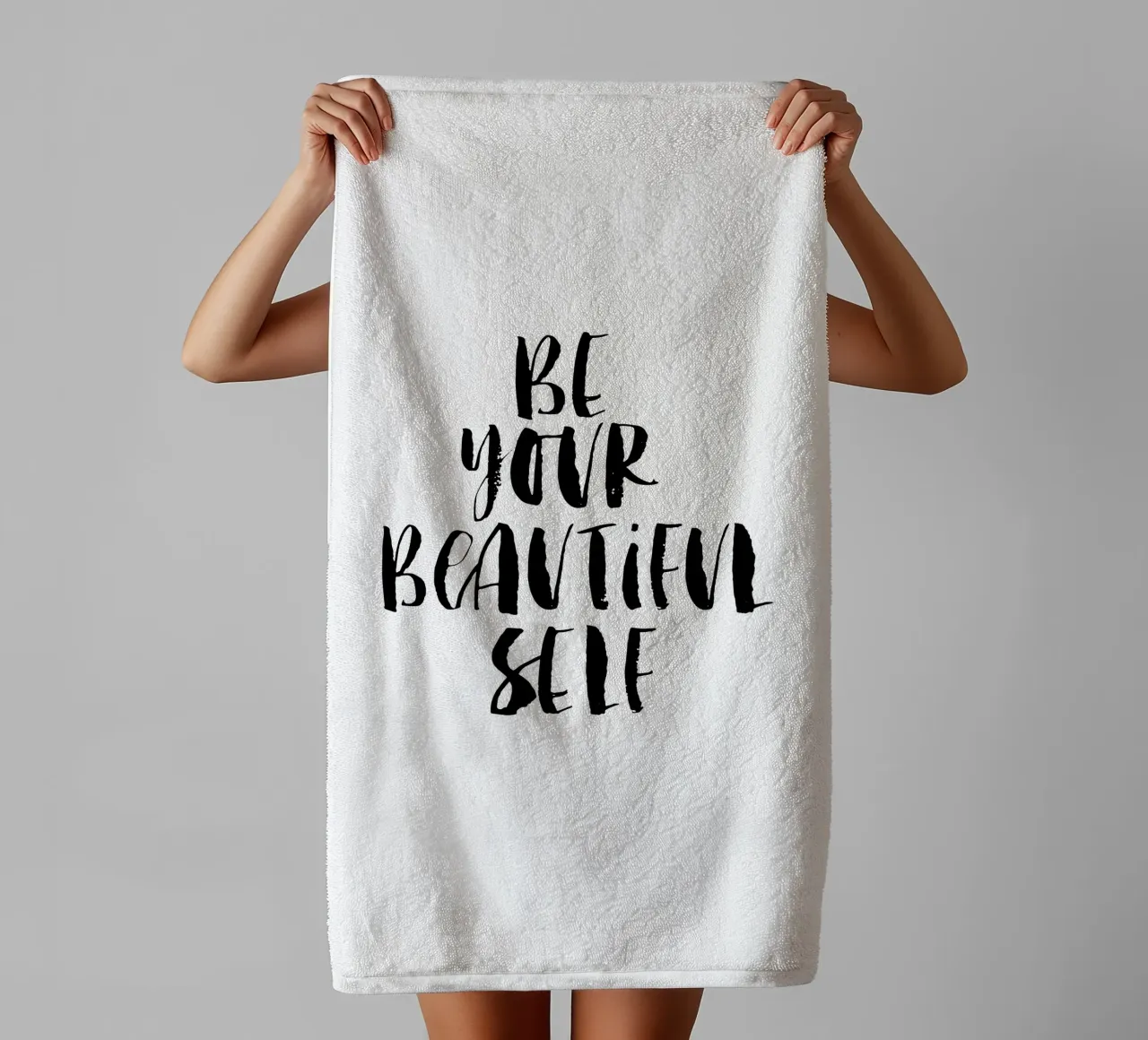 Be Your Beautiful Self Design tipografico in bianco e nero asciugamano da bagno da THE MOTIVATED TYPE