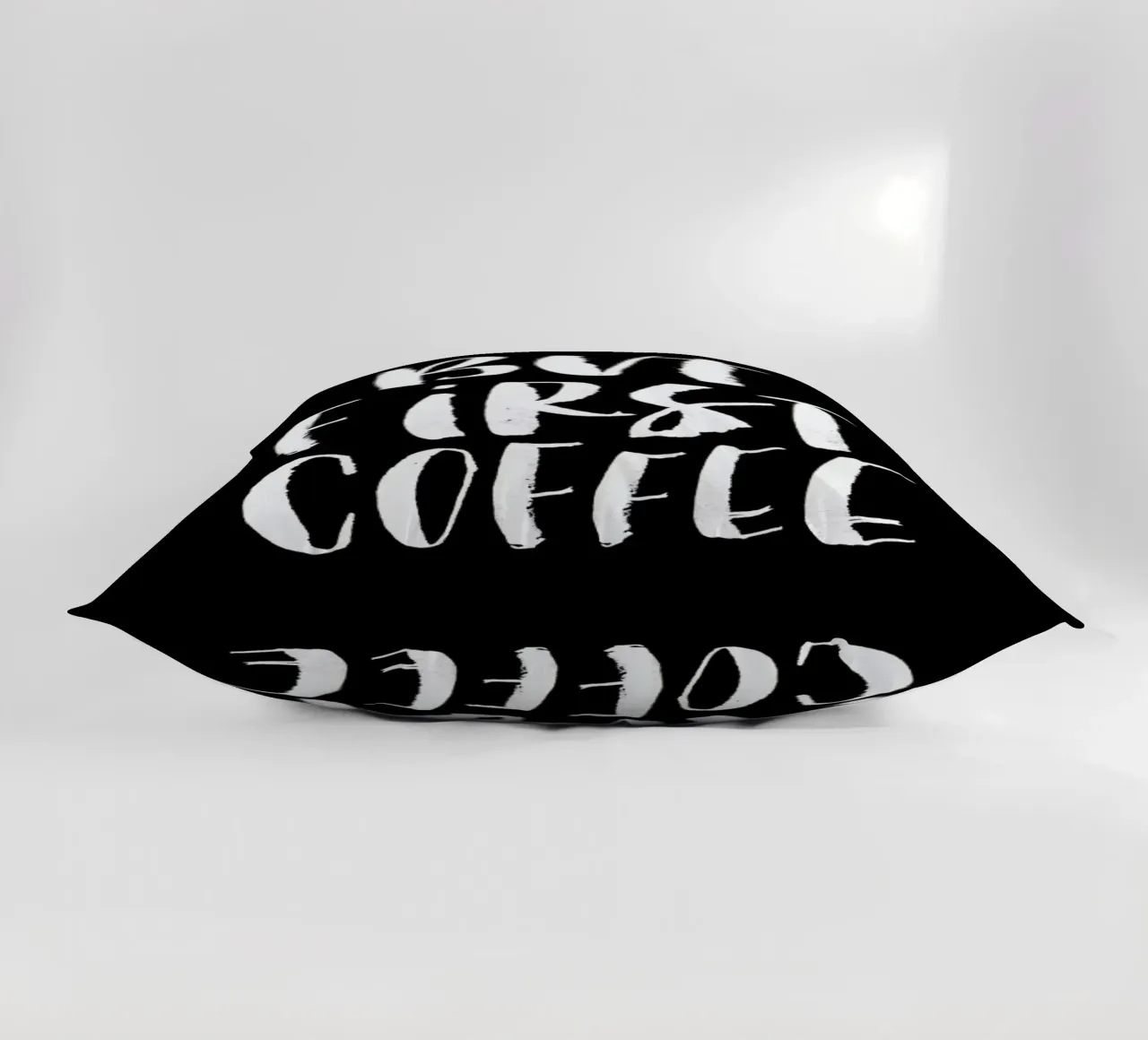 Ma prima il caffè cuscino da THE MOTIVATED TYPE