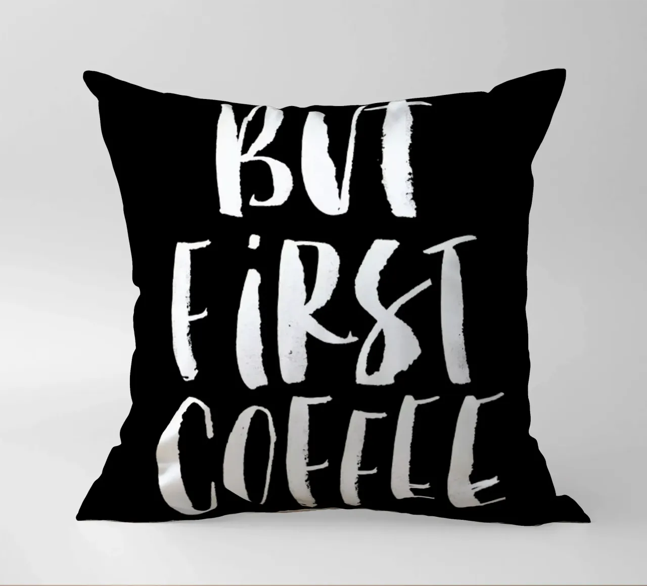 Ma prima il caffè cuscino da THE MOTIVATED TYPE