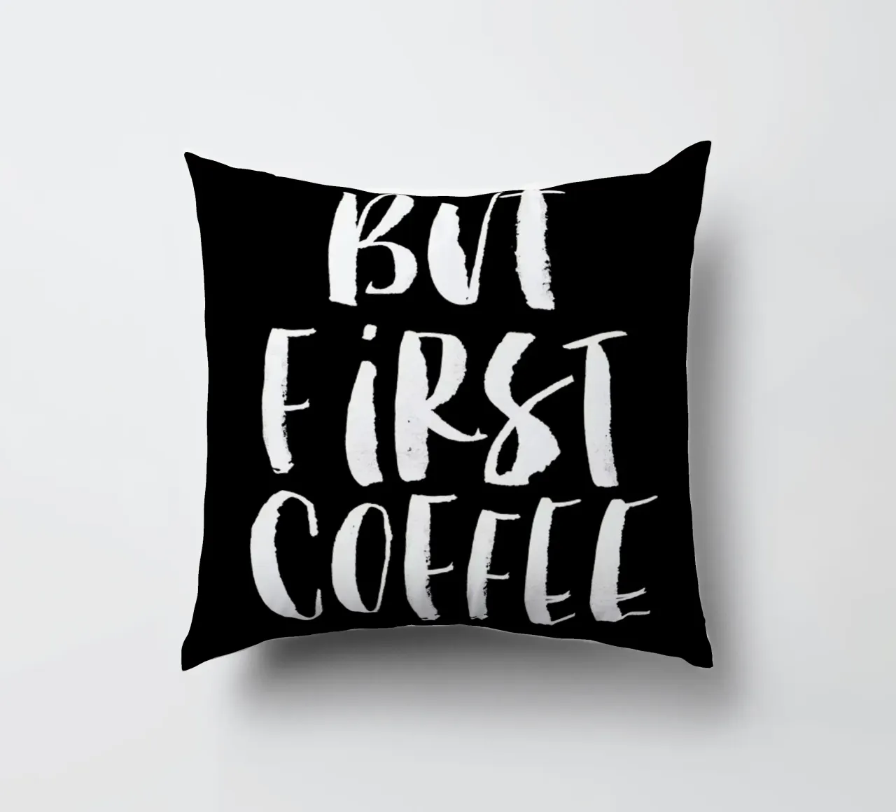 Ma prima il caffè cuscino da THE MOTIVATED TYPE