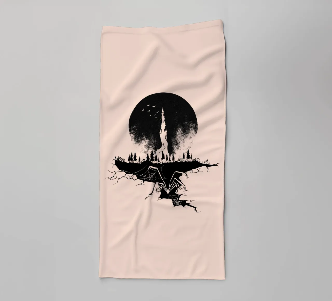Ragno di fronte al chiaro di luna e al castello asciugamano da bagno da DYDesign
